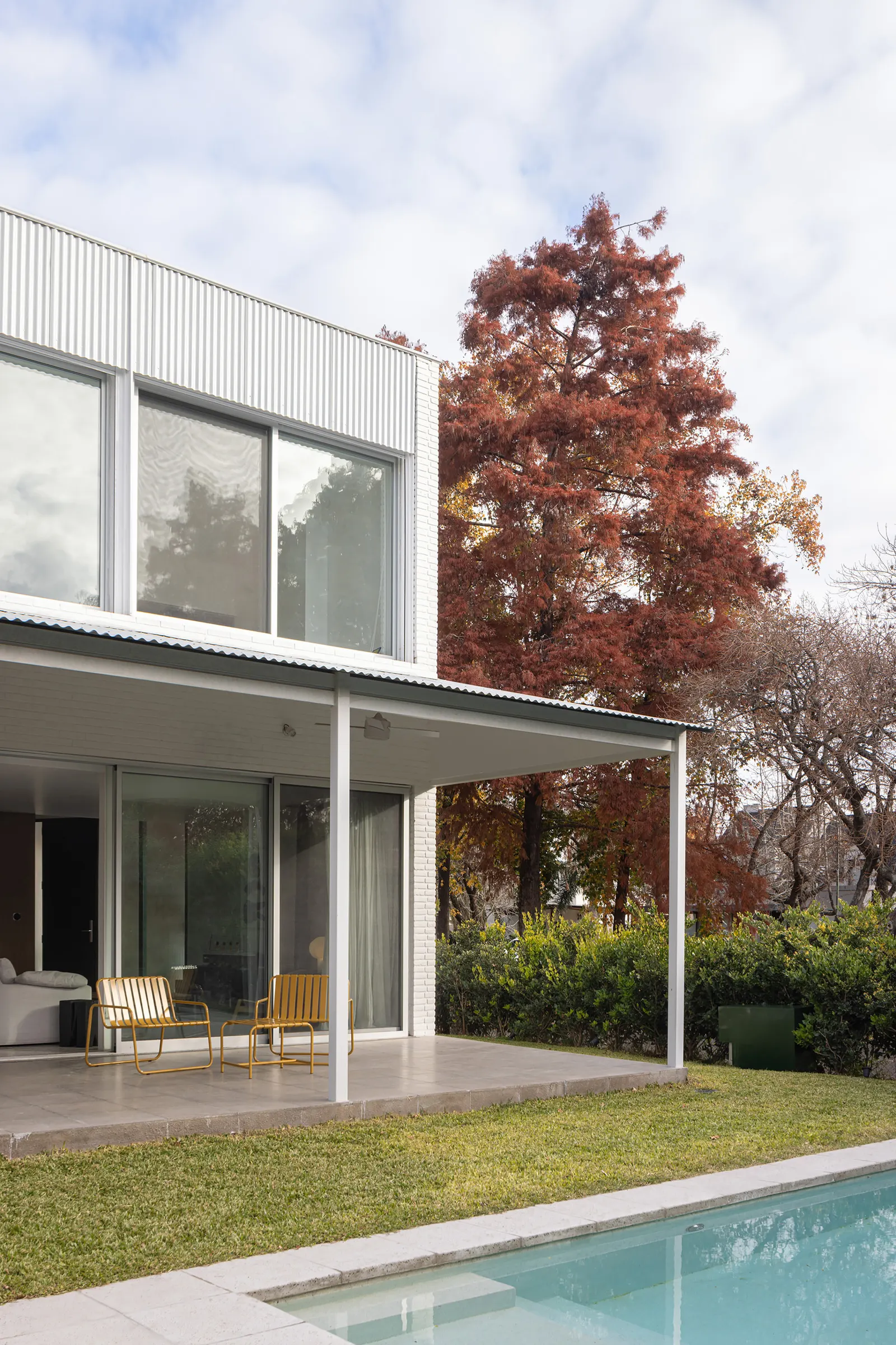 Rio House / bracamonteyerba — дом на участке неправильной формы в Пиларе