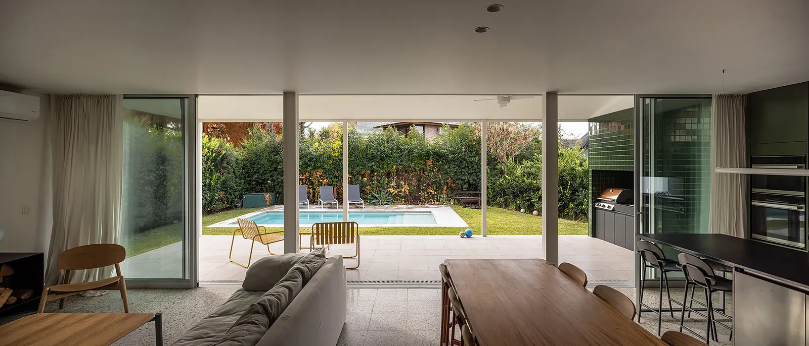Rio House / bracamonteyerba — дом на участке неправильной формы в Пиларе