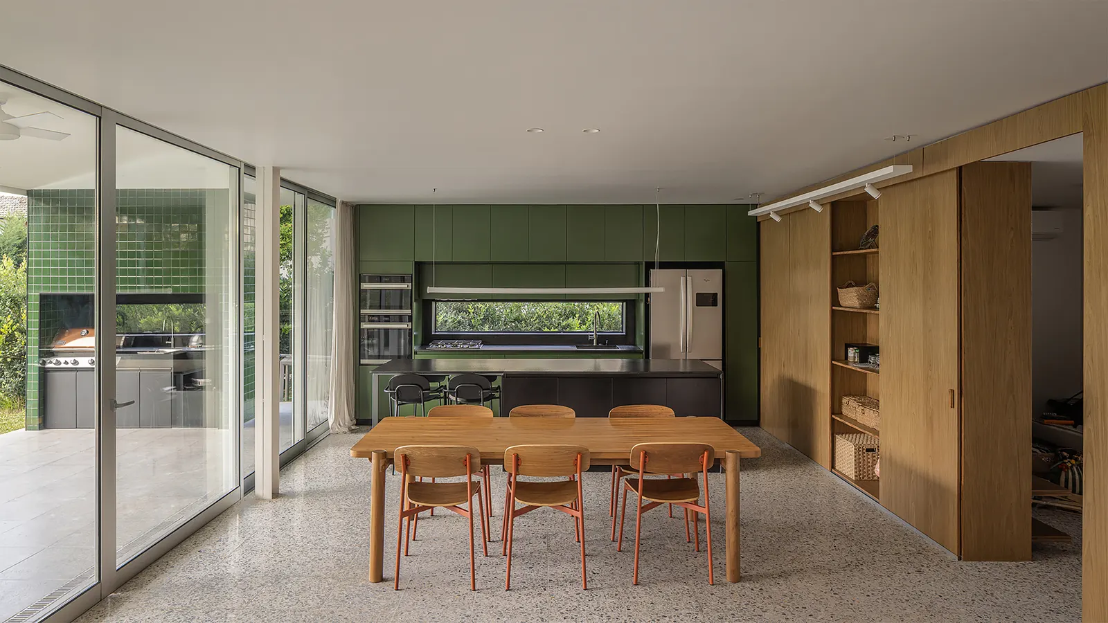 Rio House / bracamonteyerba — дом на участке неправильной формы в Пиларе