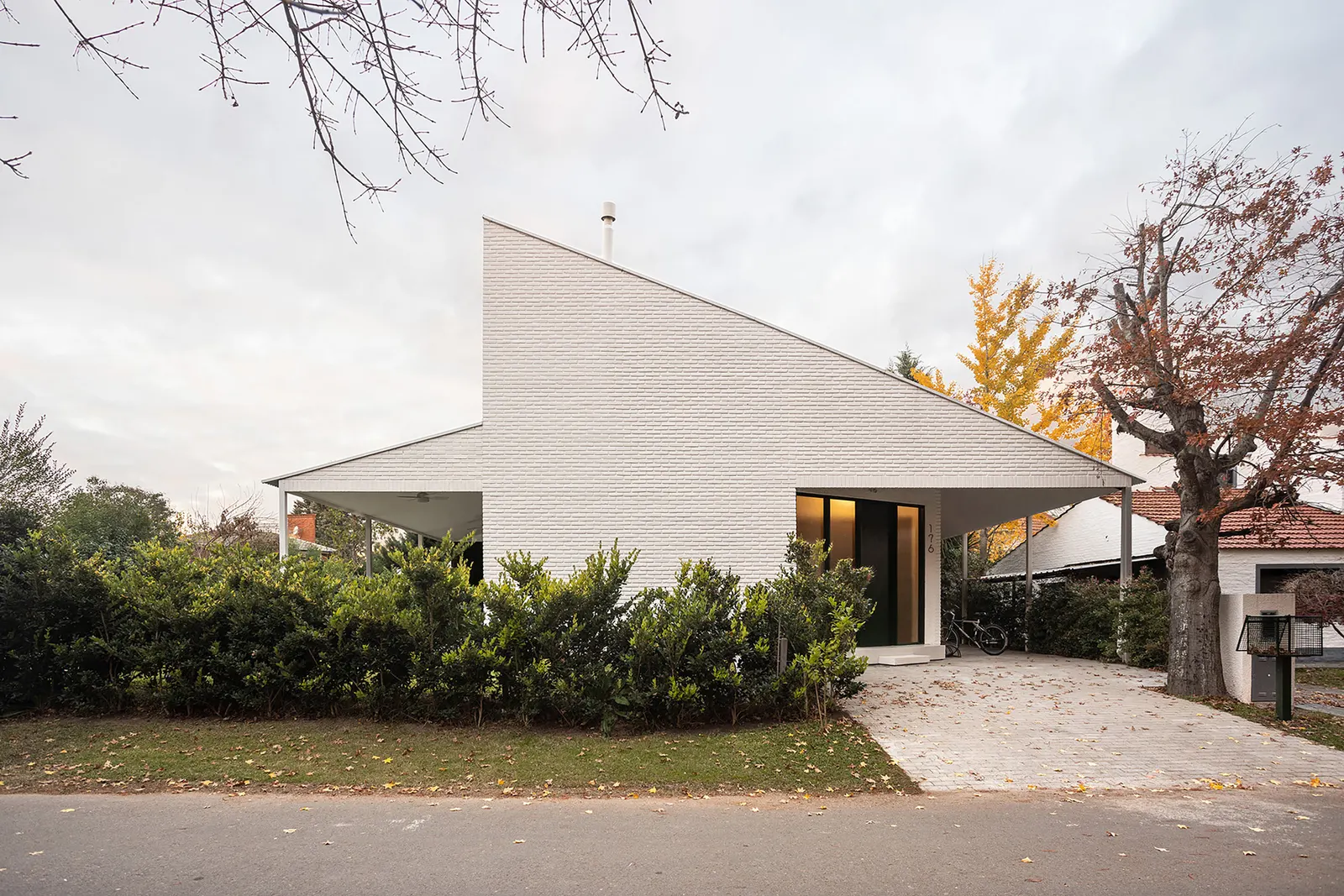 Rio House / bracamonteyerba — дом на участке неправильной формы в Пиларе