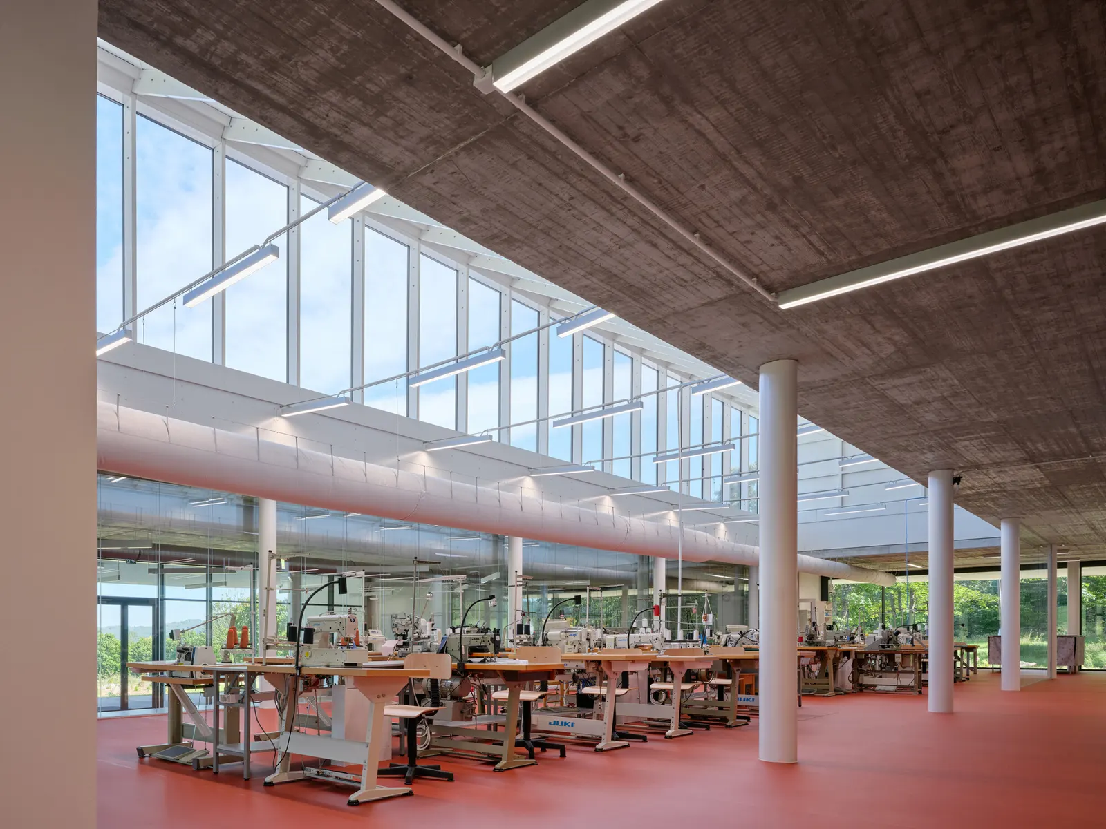 «Кнопка»: производственные помещения и штаб-квартира VAVI / Mjölk architekti