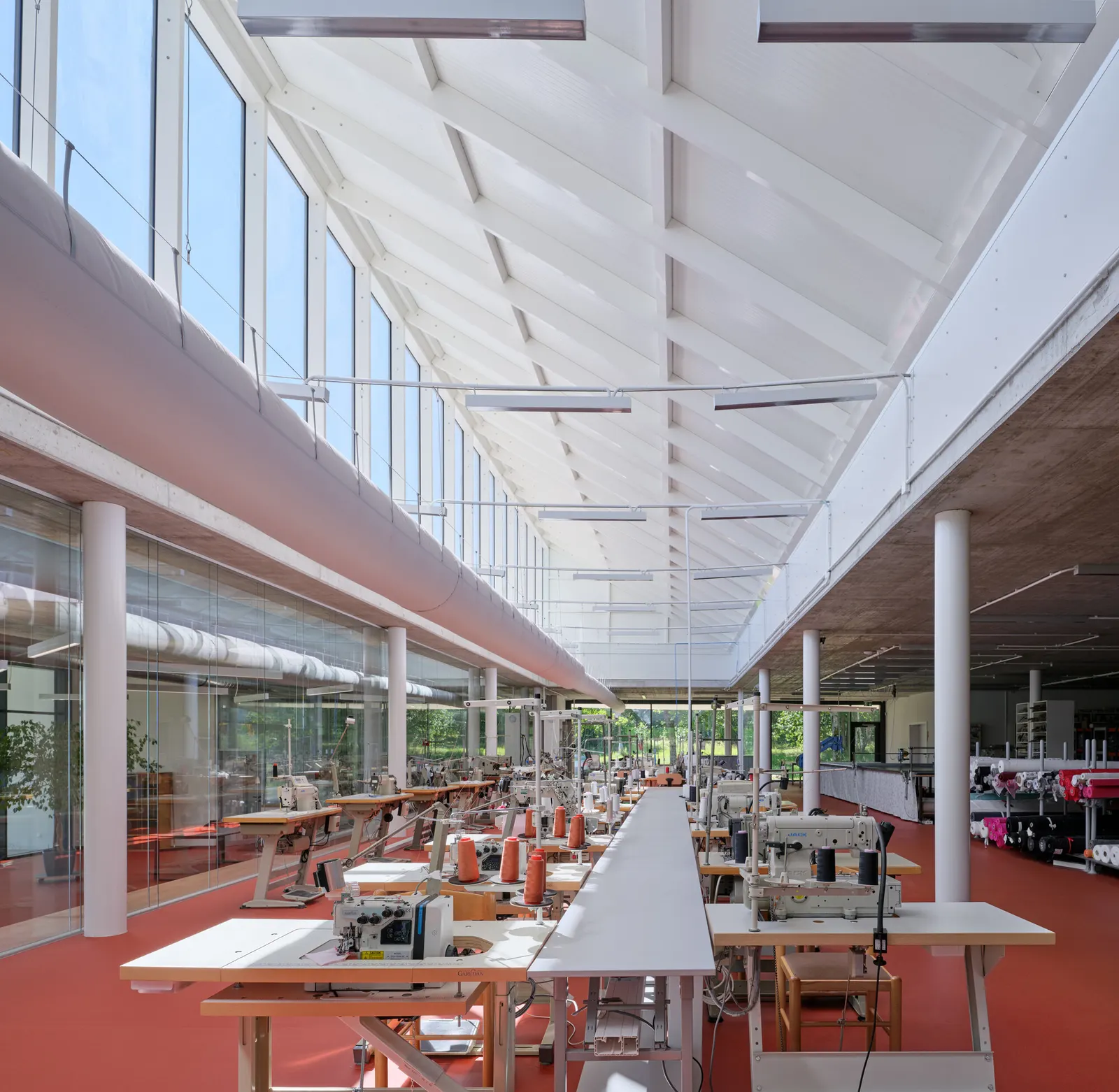 «Кнопка»: производственные помещения и штаб-квартира VAVI / Mjölk architekti
