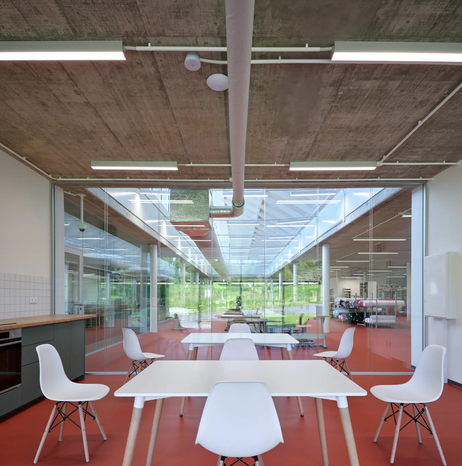 «Кнопка»: производственные помещения и штаб-квартира VAVI / Mjölk architekti