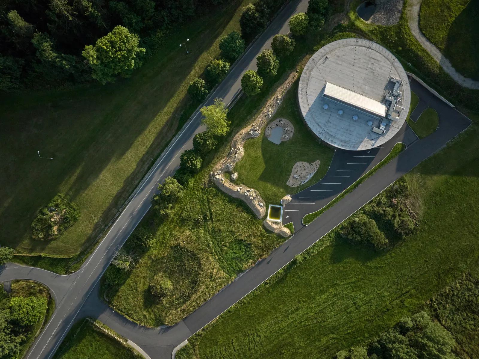 «Кнопка»: производственные помещения и штаб-квартира VAVI / Mjölk architekti