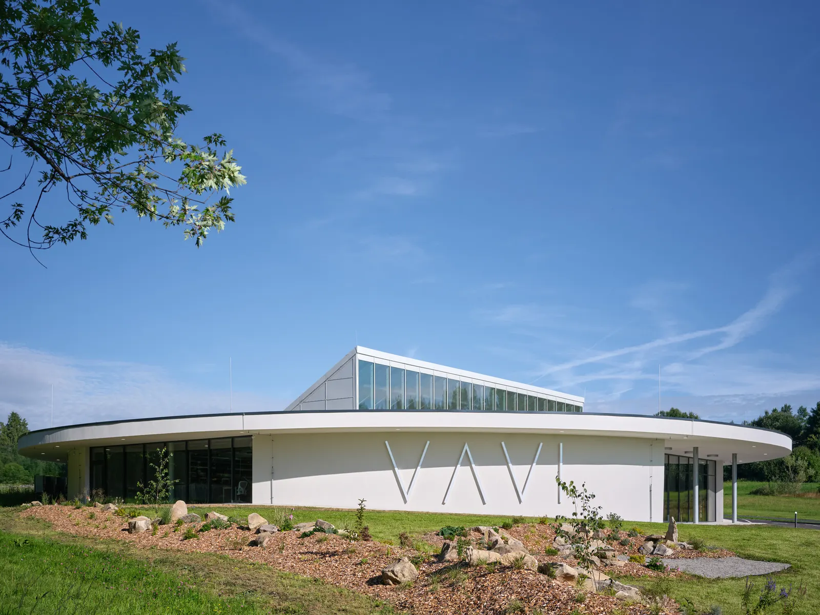 «Кнопка»: производственные помещения и штаб-квартира VAVI / Mjölk architekti