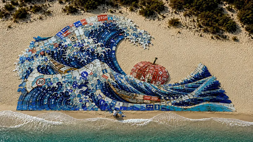 Urban Pixel — Chapter I: The Last Wave: изъятые дорожные знаки превращают пляж Сардинии в кратковременную ленд-арт инсталляцию