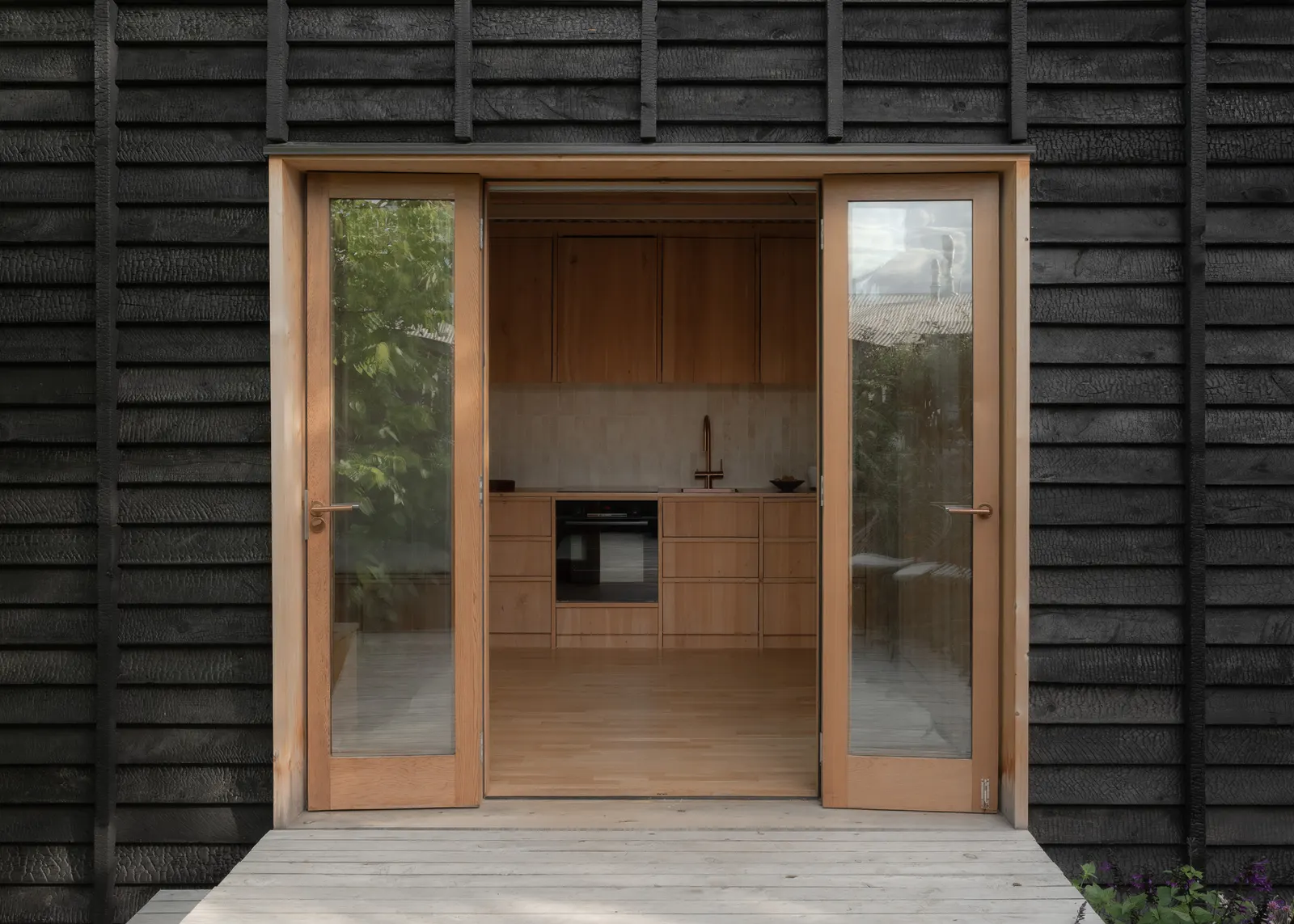 Yakisugi Cabin в Ванака: компактный дом, собранный из доступных материалов