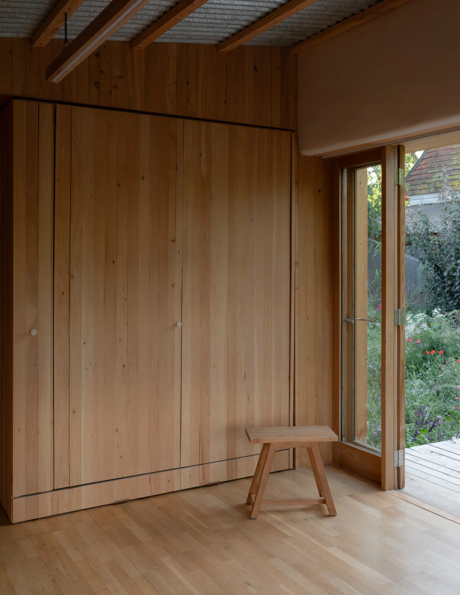 Yakisugi Cabin в Ванака: компактный дом, собранный из доступных материалов