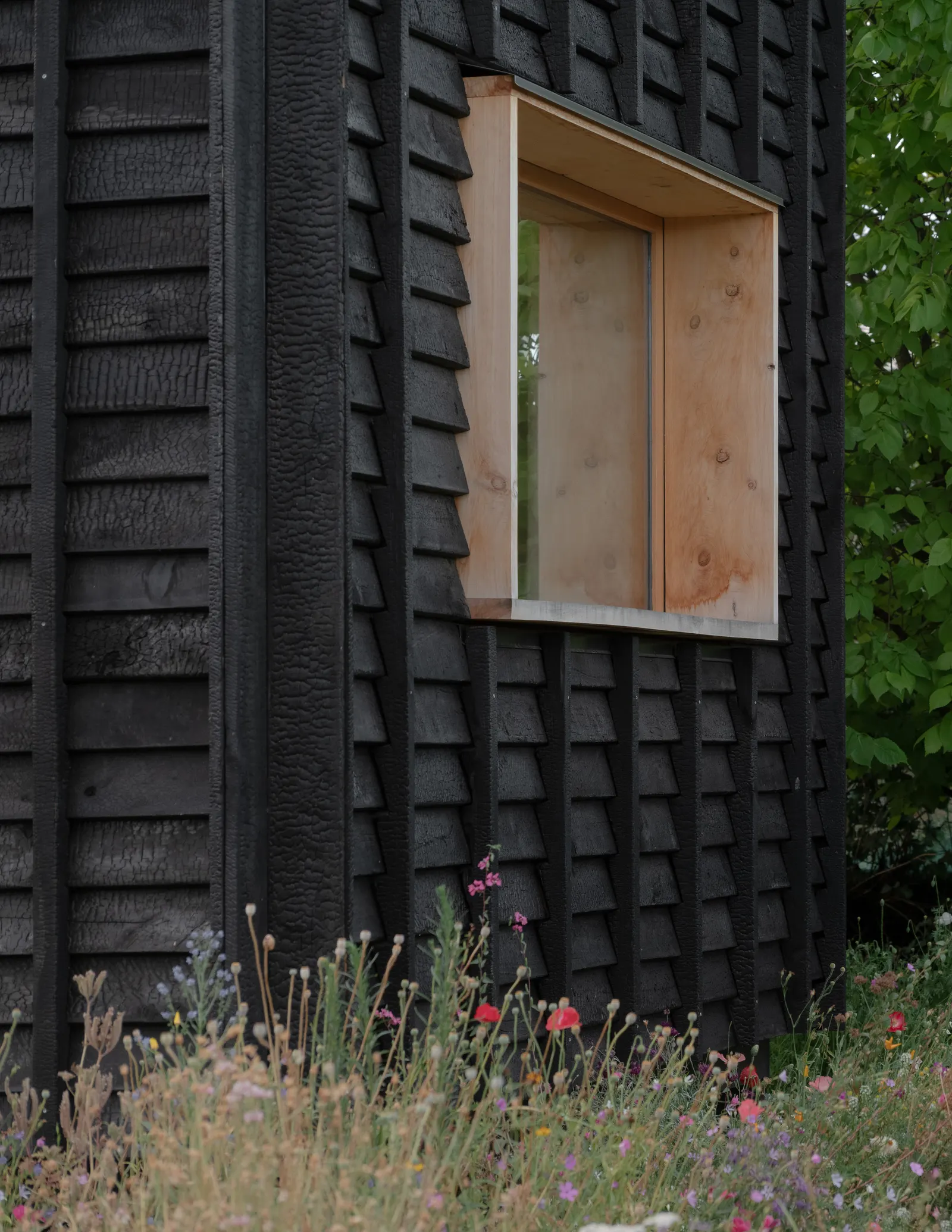 Yakisugi Cabin в Ванака: компактный дом, собранный из доступных материалов