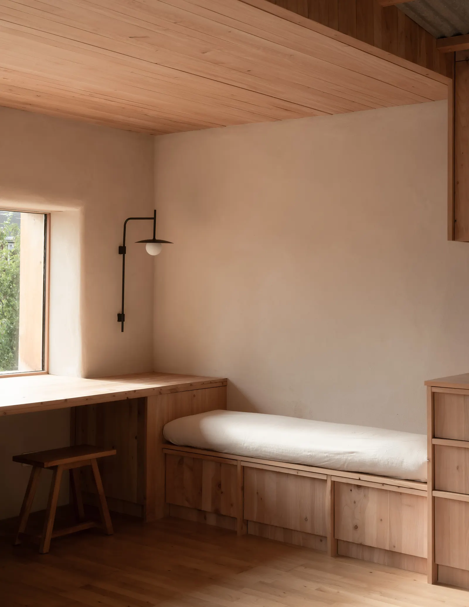 Yakisugi Cabin в Ванака: компактный дом, собранный из доступных материалов