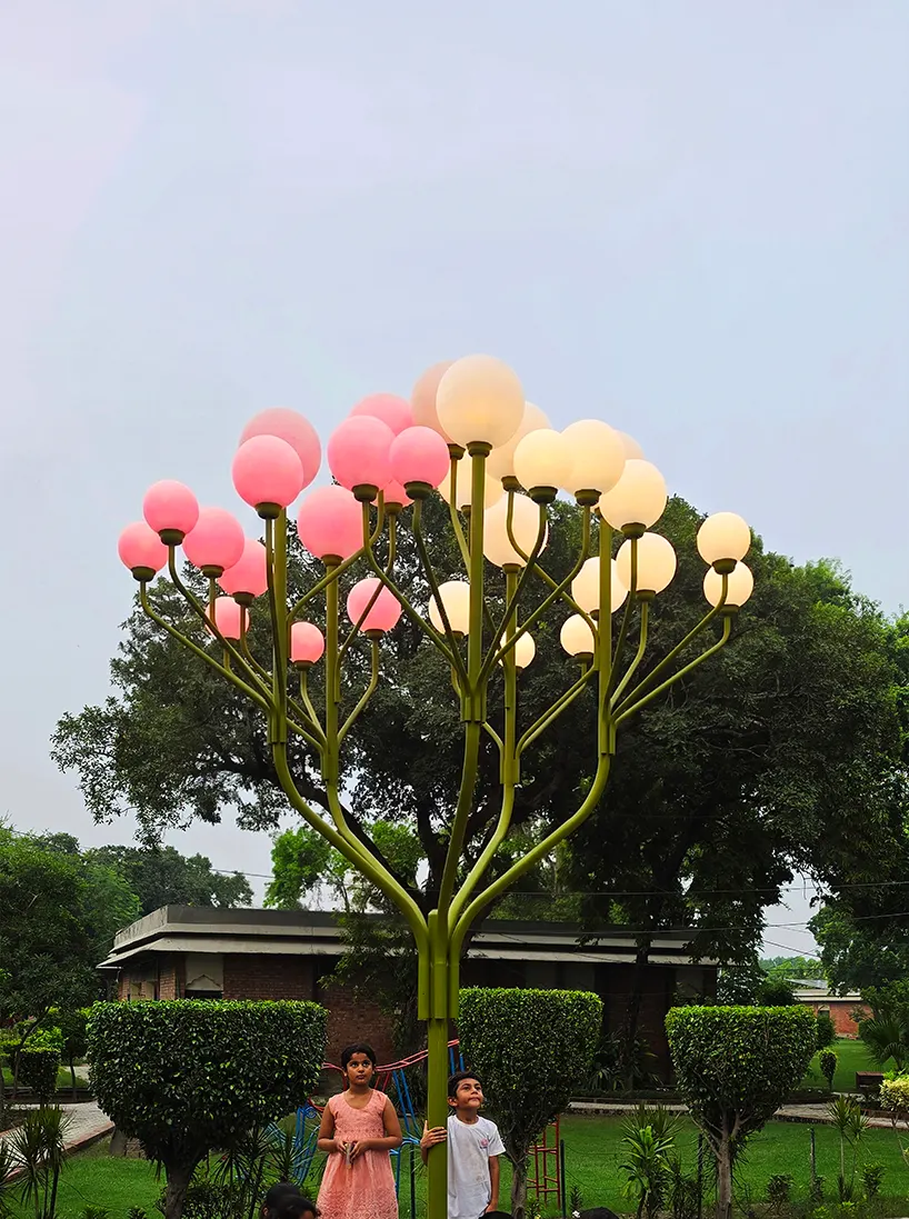 Tree of Light: световая инсталляция и место встреч в SOS Children’s Village в Лахоре