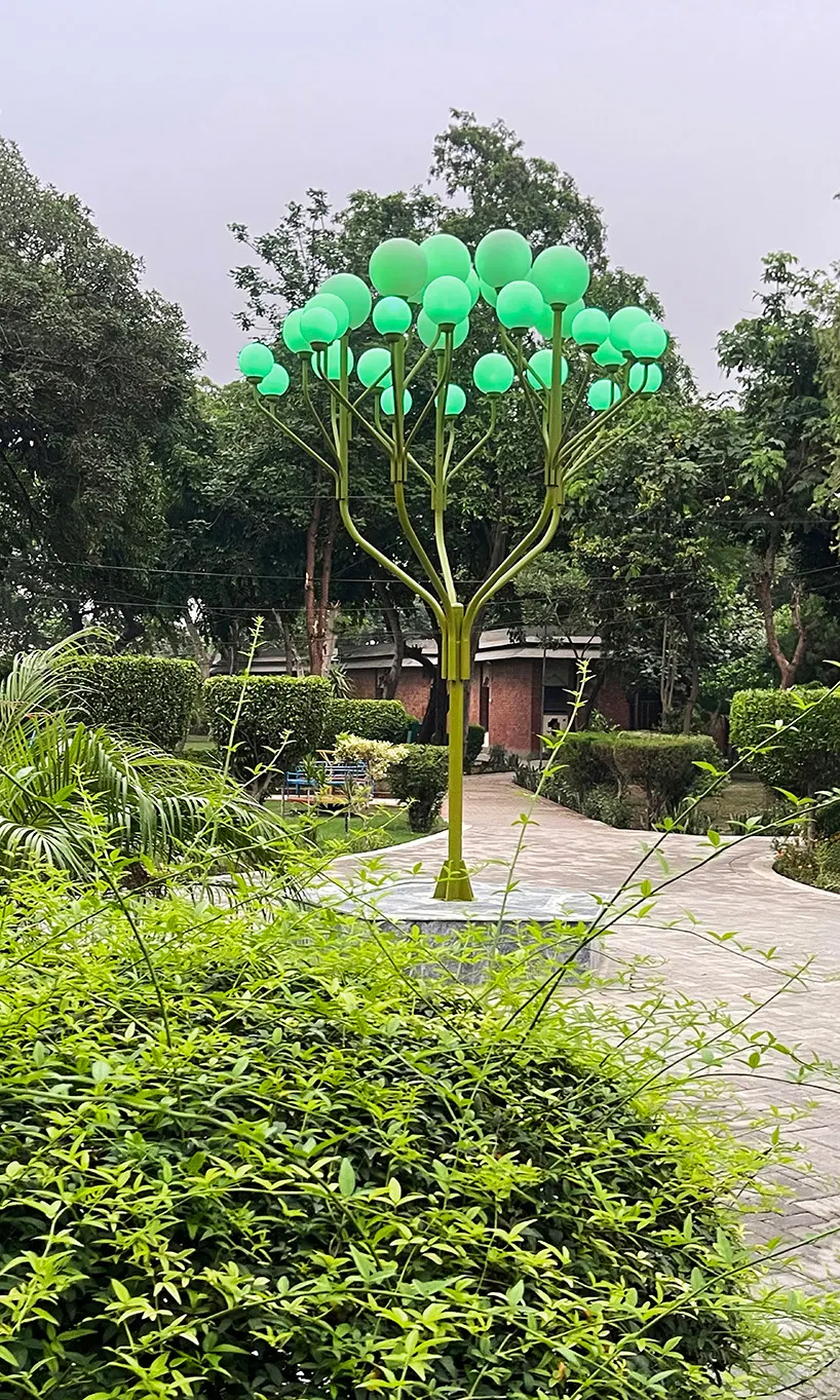 Tree of Light: световая инсталляция и место встреч в SOS Children’s Village в Лахоре
