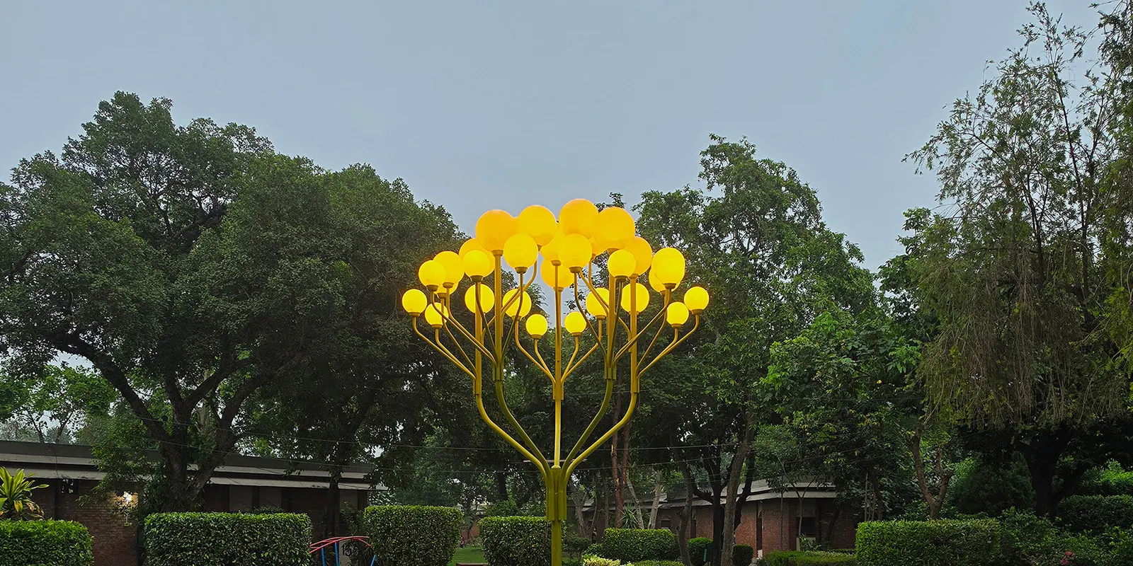 Tree of Light: световая инсталляция и место встреч в SOS Children’s Village в Лахоре