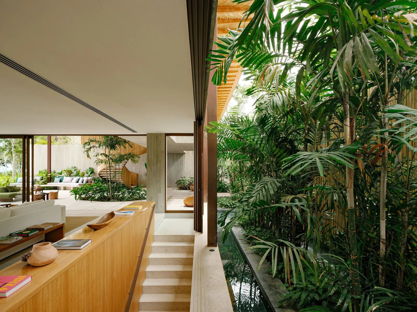 Villa Yandara / Padovani Arquitetos