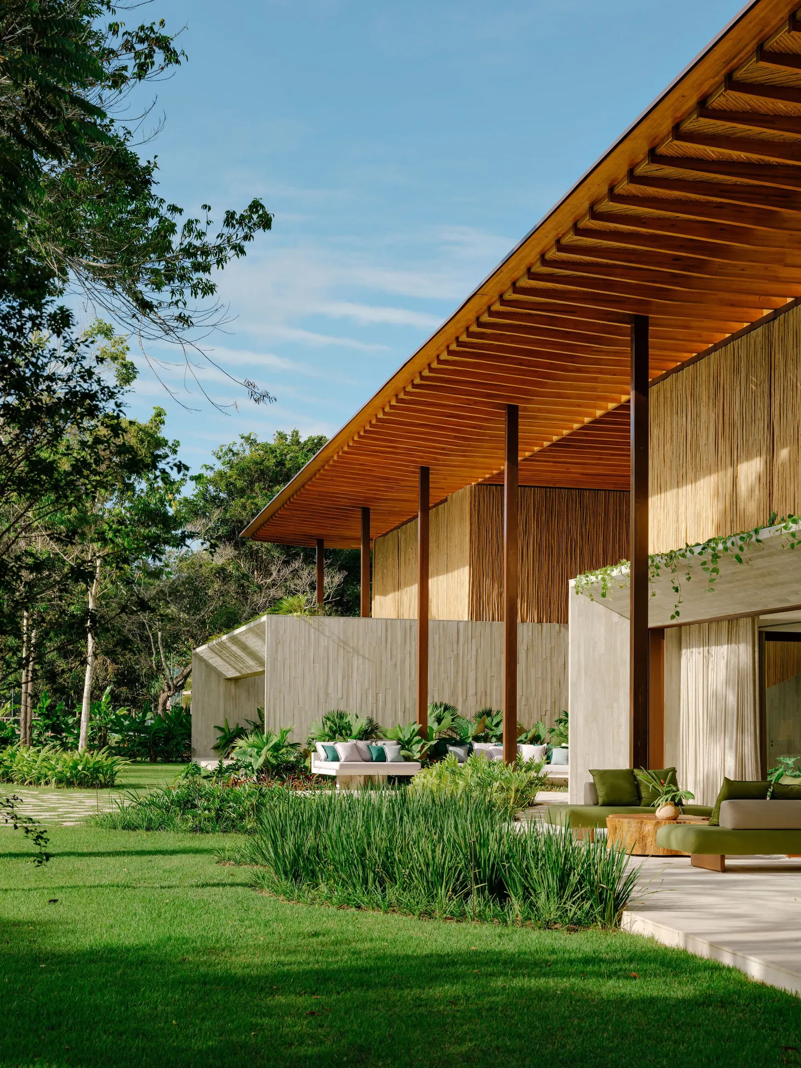 Villa Yandara / Padovani Arquitetos