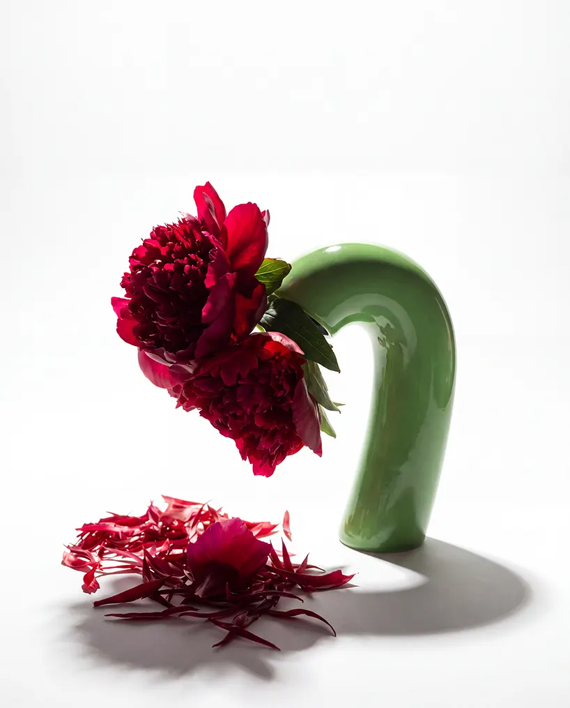 VITA Vase от HOUBI: ваза, которая показывает полный цикл жизни цветка