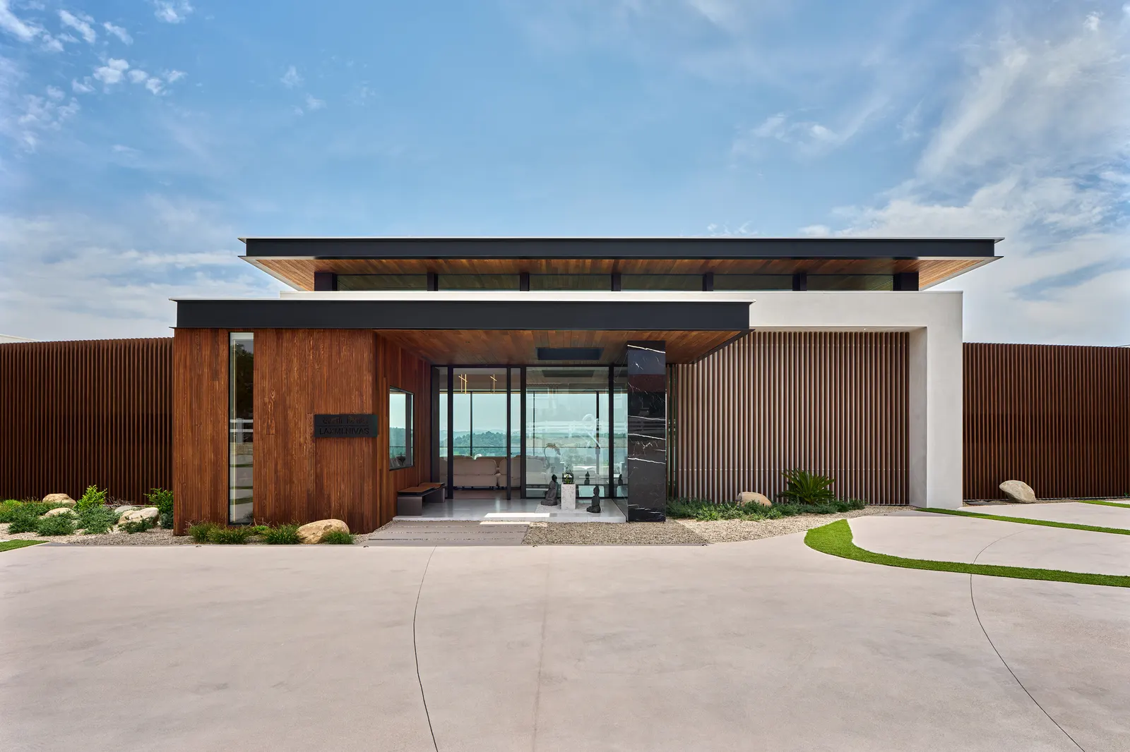 Когда древесина не подходит: как Wood Finish Aluminum помогает сохранять образ дерева в высокопроизводительной архитектуре