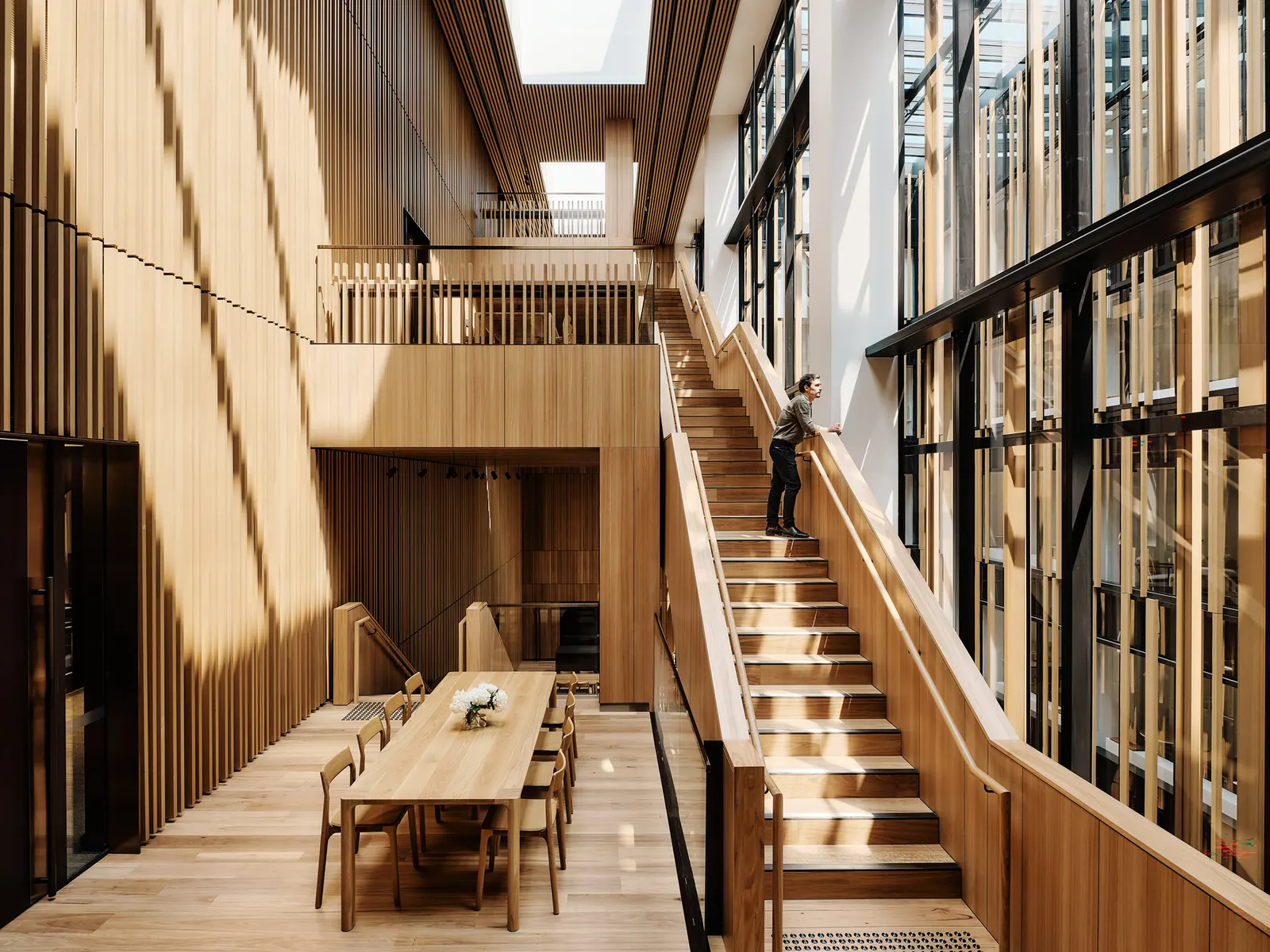 Когда древесина не подходит: как Wood Finish Aluminum помогает сохранять образ дерева в высокопроизводительной архитектуре