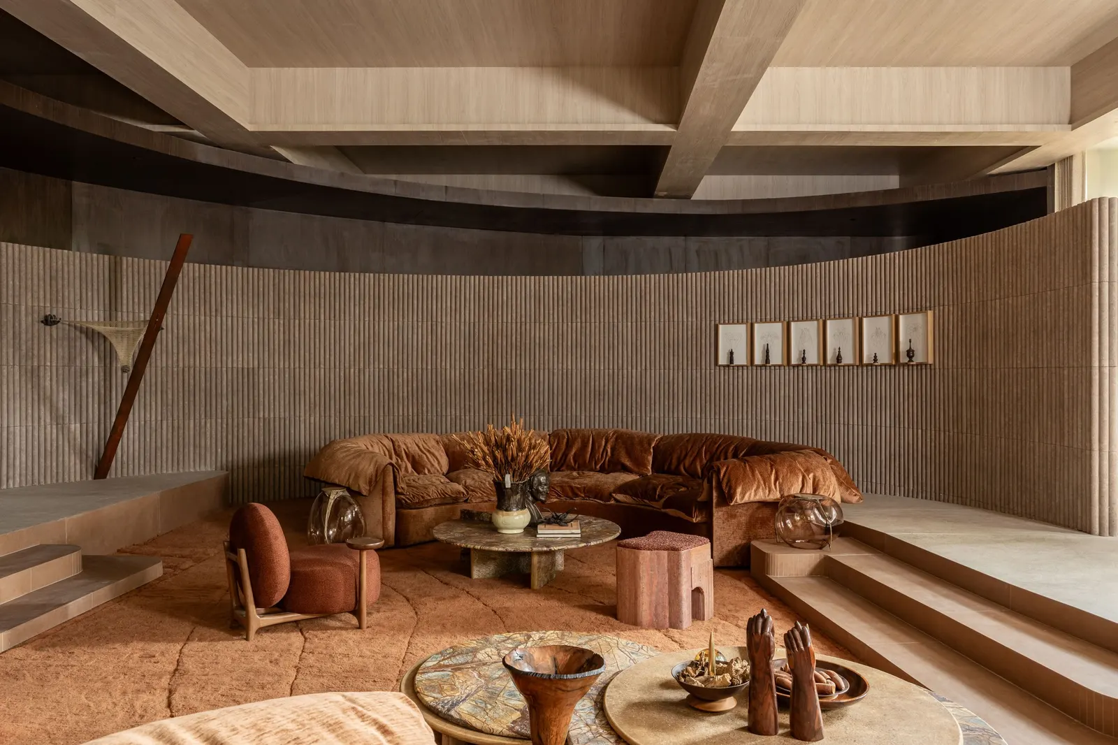 MAGMA House / SUITE в Сан-Паулу: тёплый интерьер с криволинейными формами для CASACOR 2026
