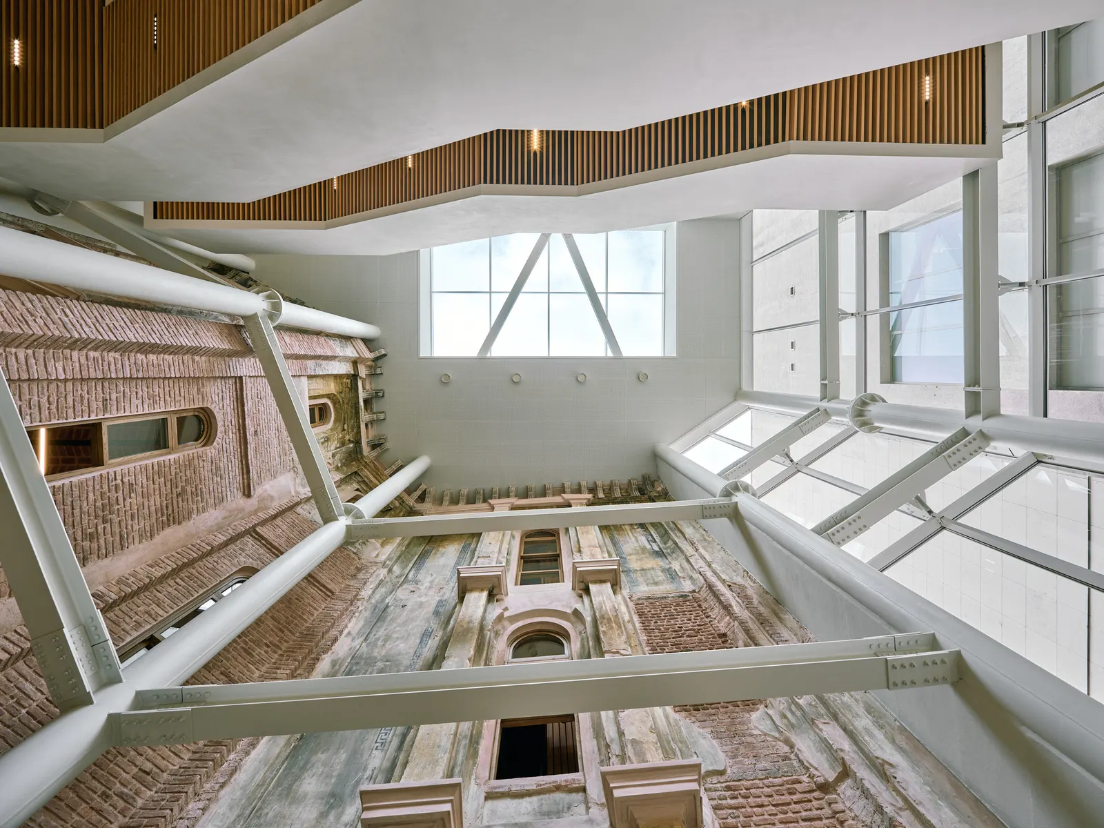 Реконструкция театра Muammer Karaca / Novos Studio
