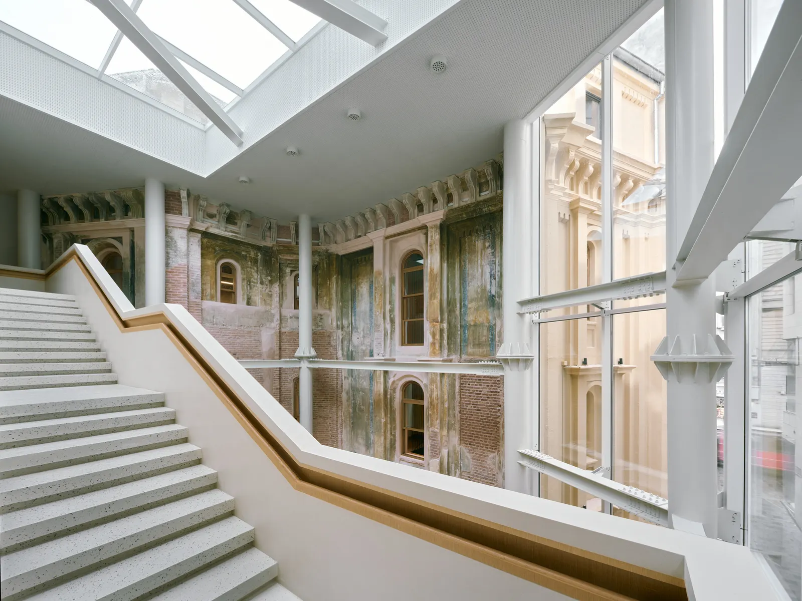 Реконструкция театра Muammer Karaca / Novos Studio