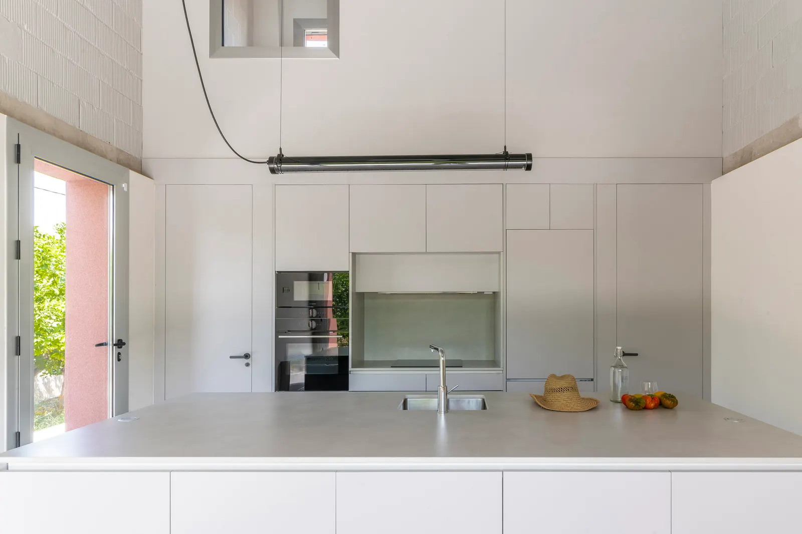 Arena Bruja House / Un Estudio Propio