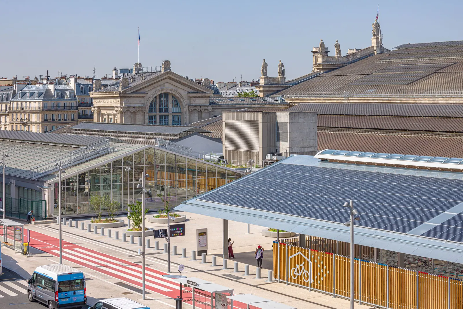 Солнечный велопавильон у вокзала Paris-Nord / AREP