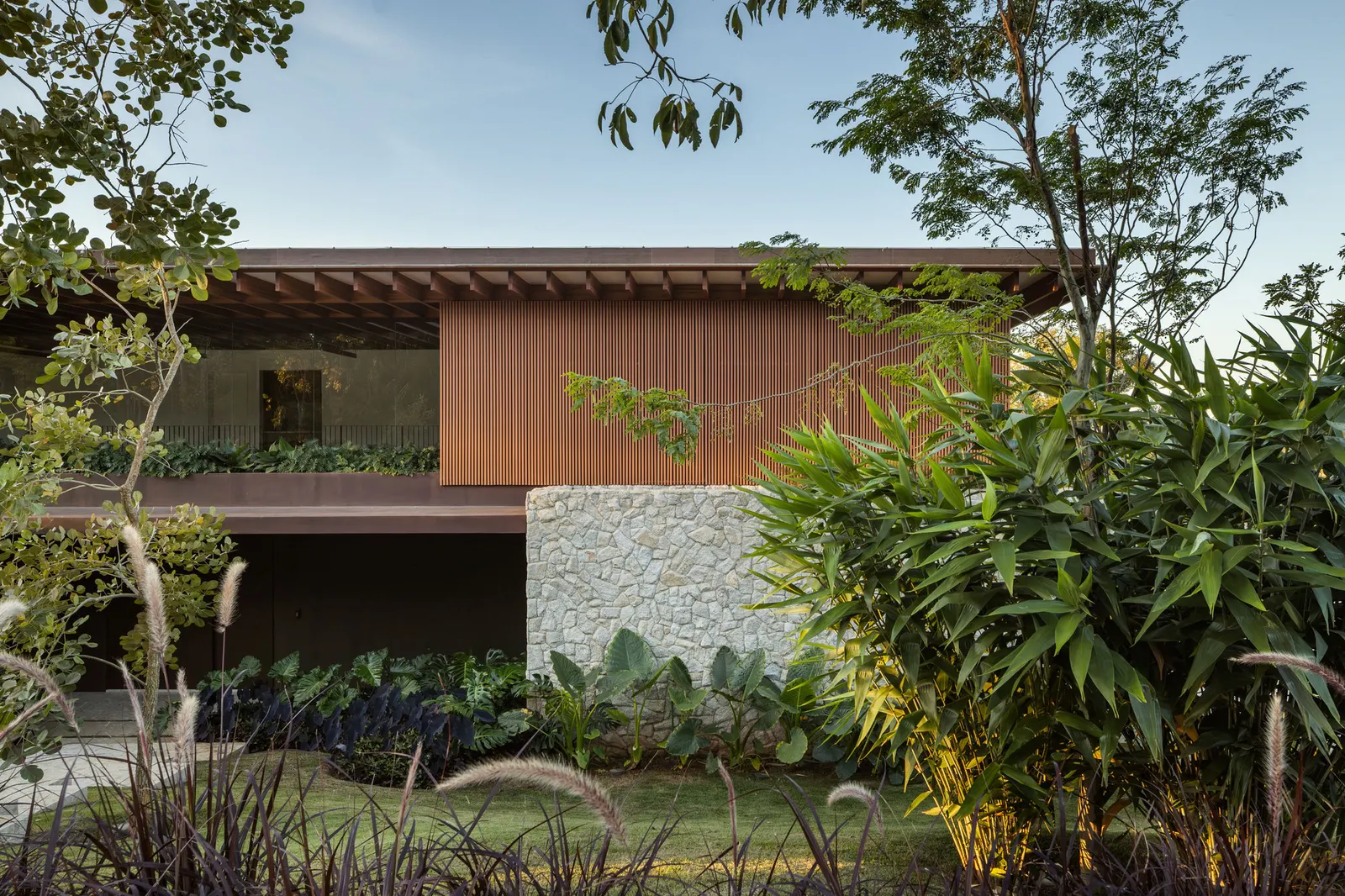 Дом D+J / Pablo Lanza Arquitetura