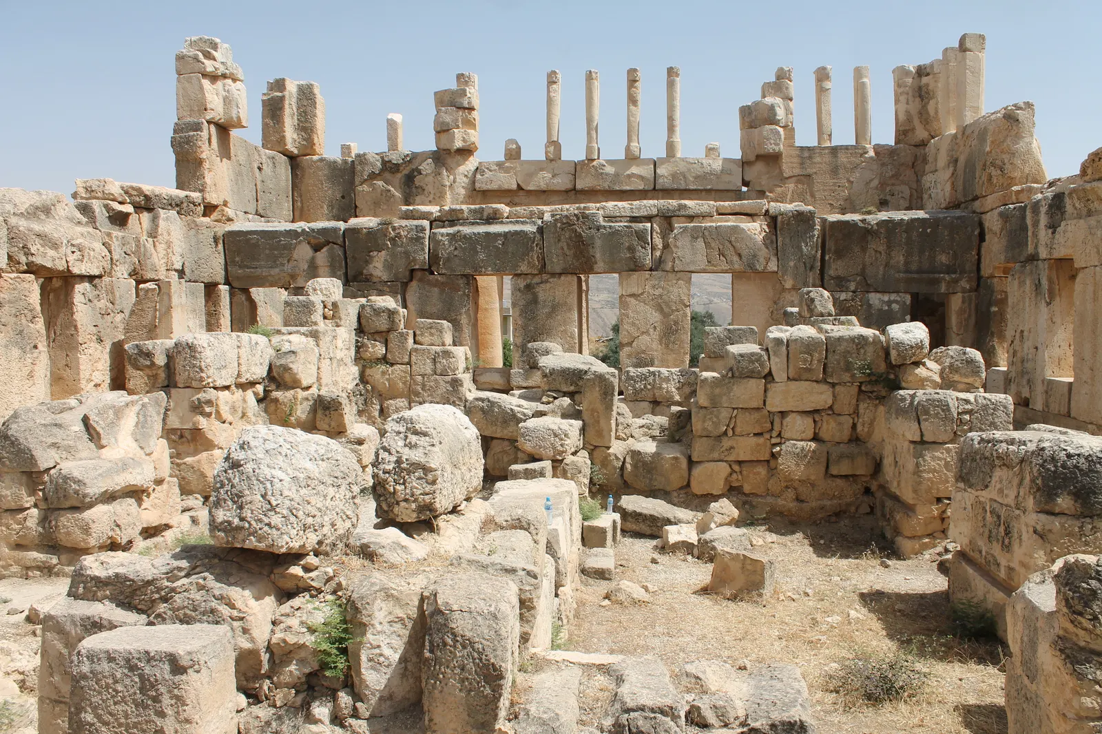 Amman Design Week 2026 возвращается с темой «Accumulations» и исследует слои места, материала и памяти