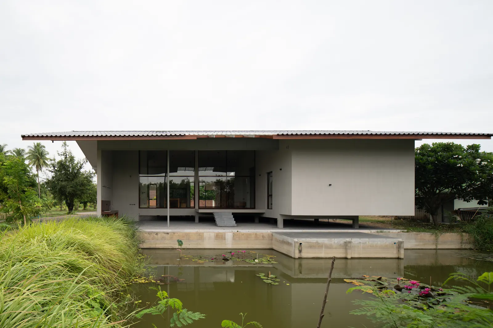 Дом Baan Rim Bua / VYN Studio
