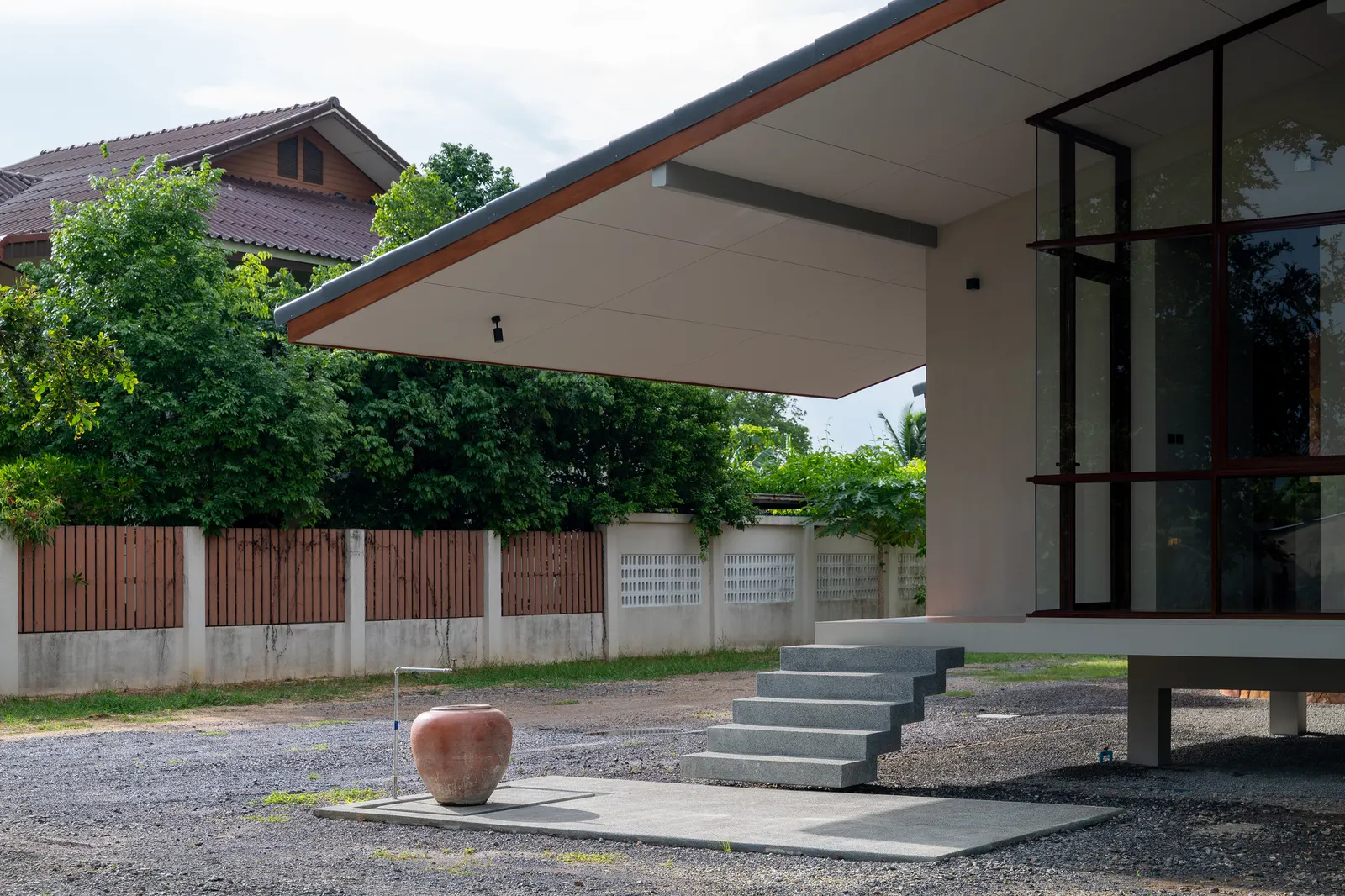 Дом Baan Rim Bua / VYN Studio