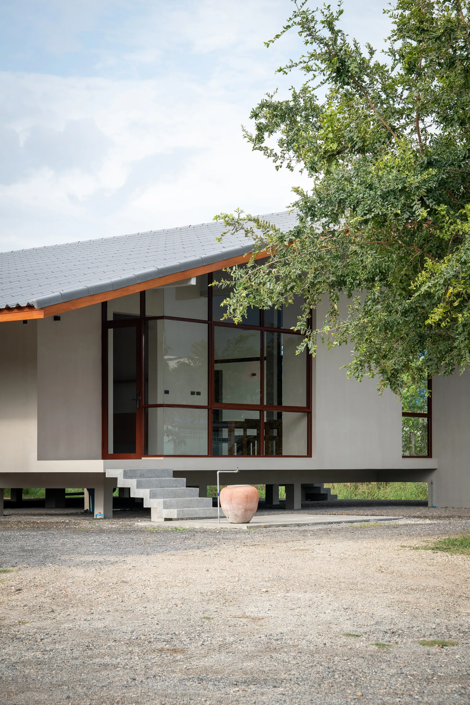Дом Baan Rim Bua / VYN Studio