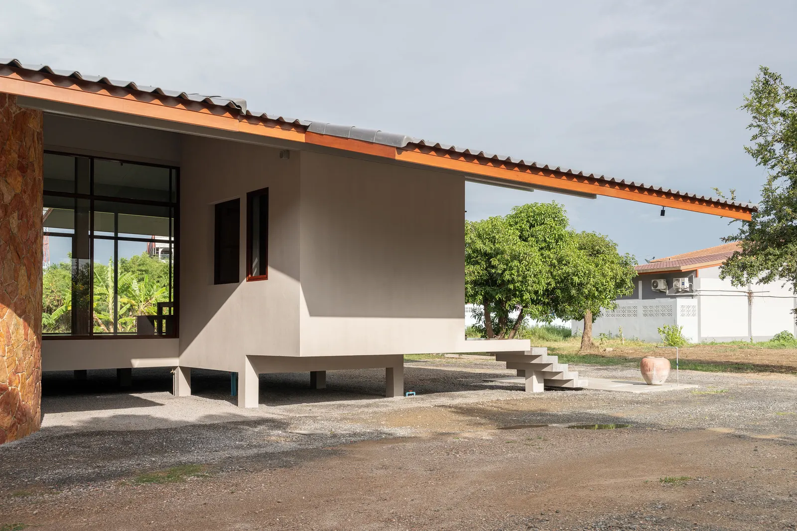 Дом Baan Rim Bua / VYN Studio