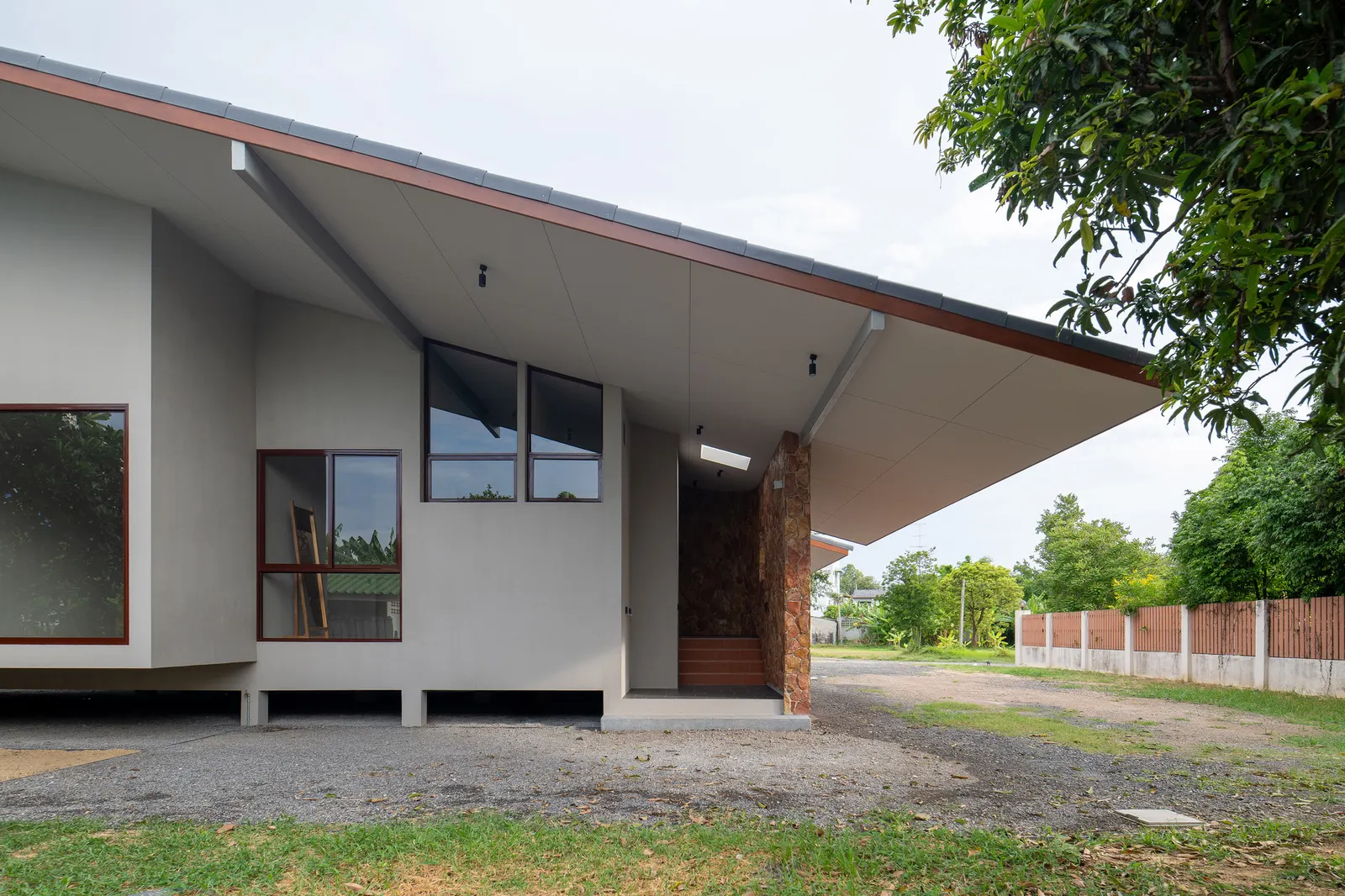 Дом Baan Rim Bua / VYN Studio