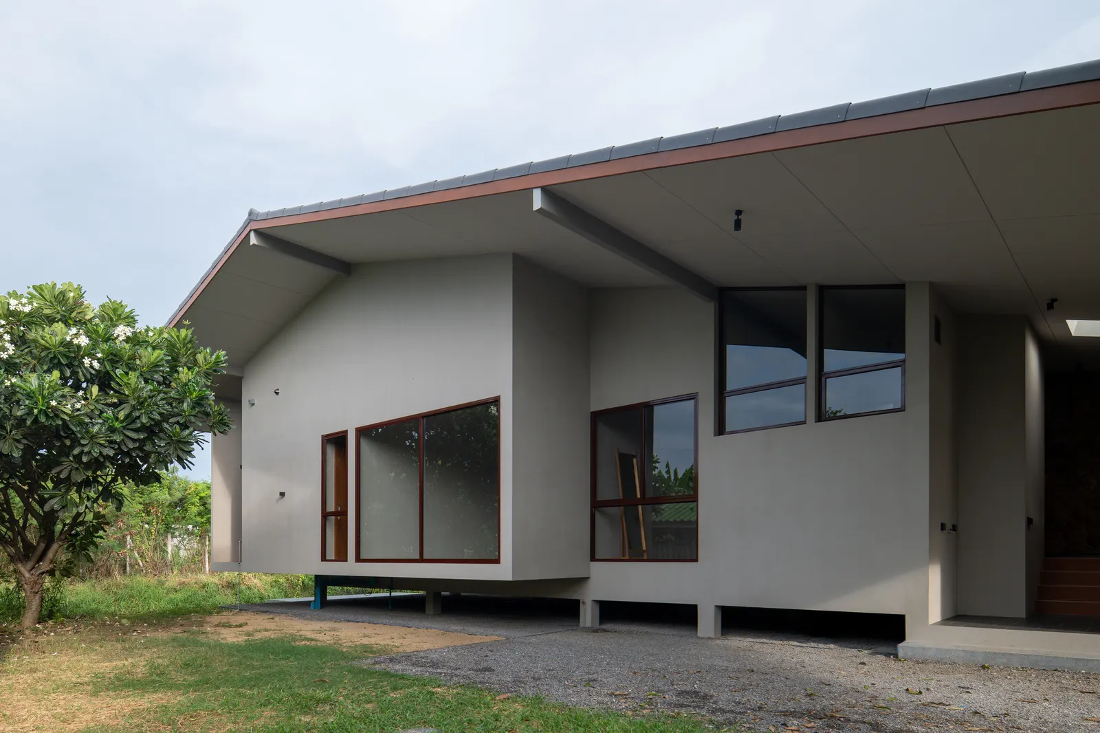 Дом Baan Rim Bua / VYN Studio