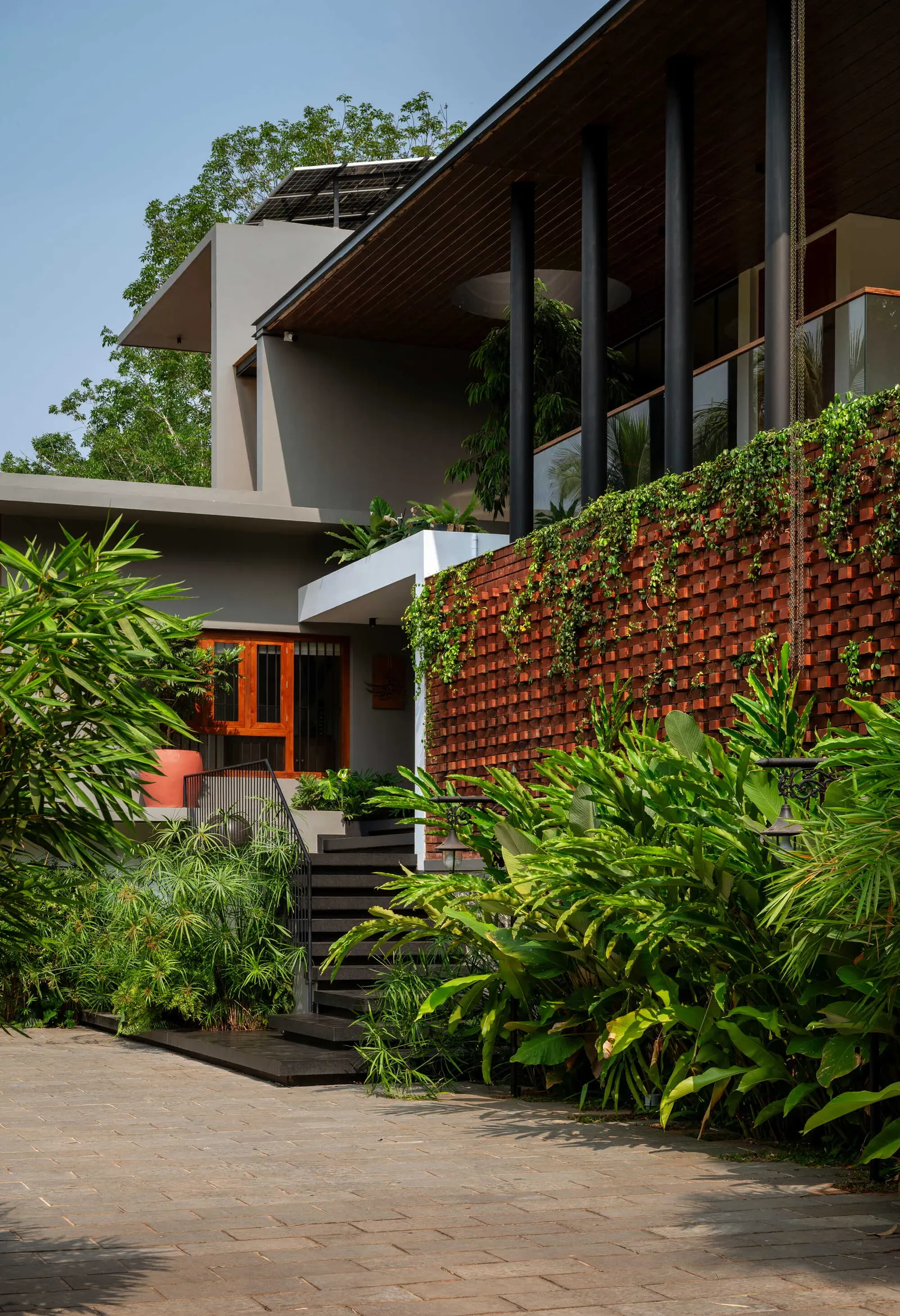 Bare Brick House / Yuuga Design Collective — дом из кирпича на сложном рельефе в Kerala