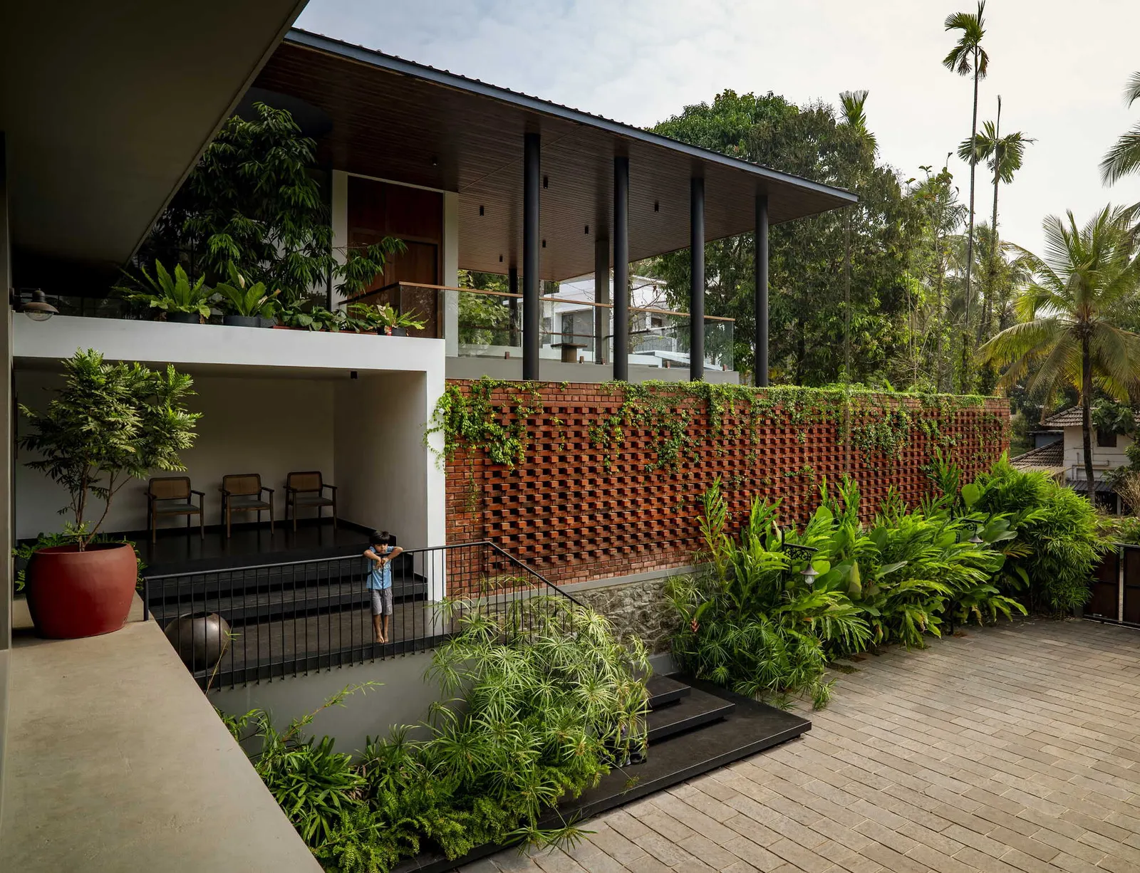 Bare Brick House / Yuuga Design Collective — дом из кирпича на сложном рельефе в Kerala