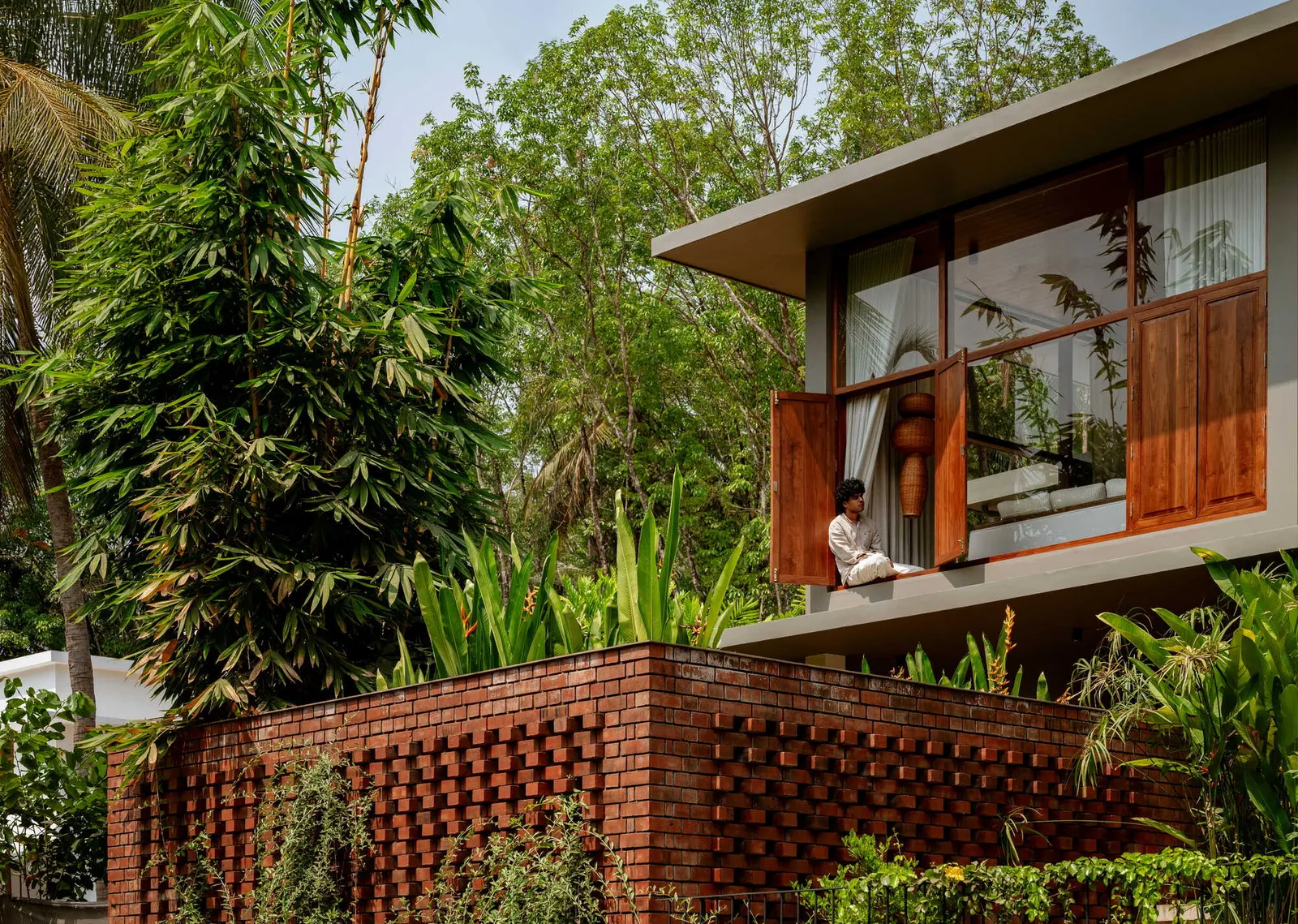 Bare Brick House / Yuuga Design Collective — дом из кирпича на сложном рельефе в Kerala