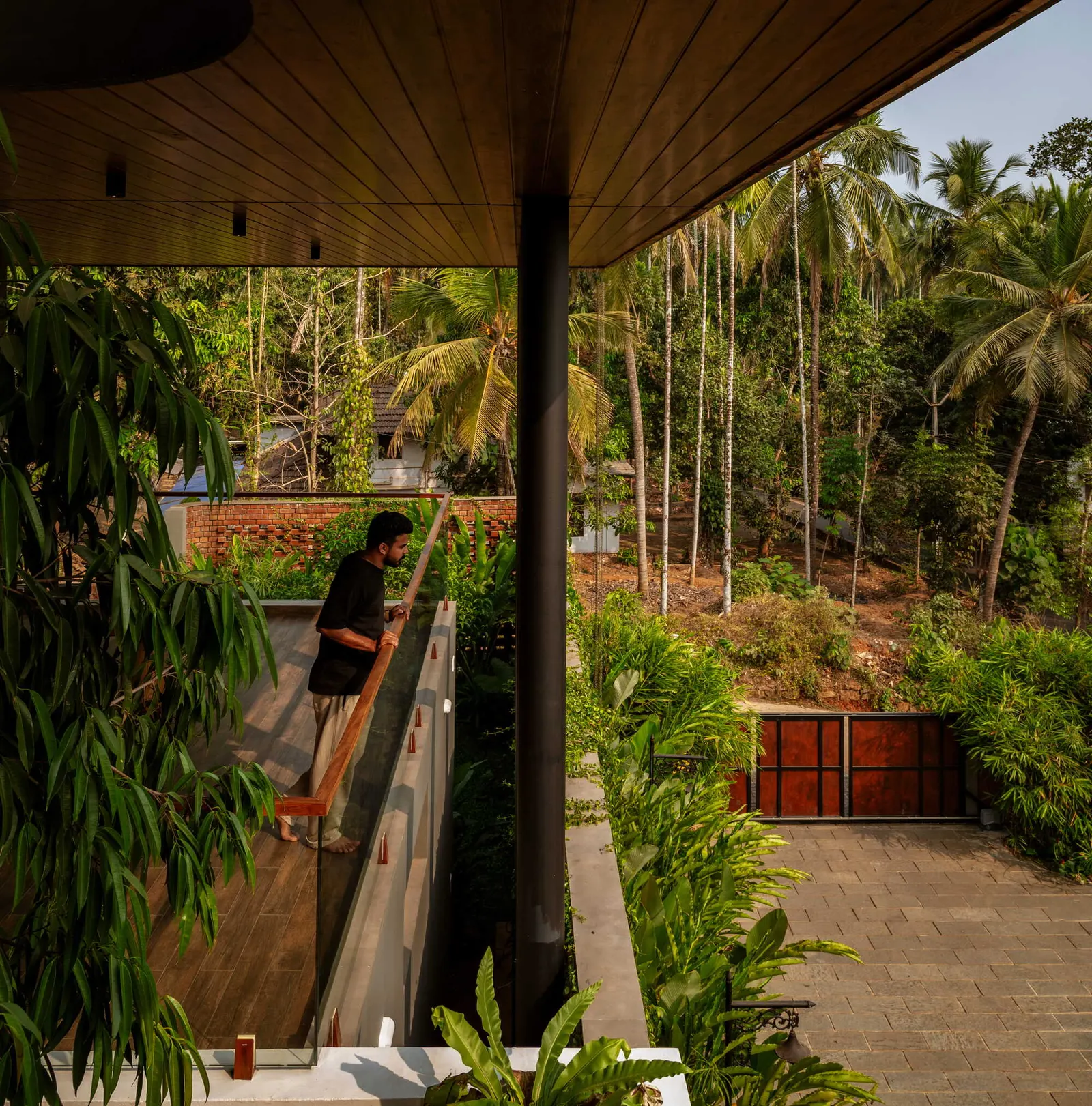 Bare Brick House / Yuuga Design Collective — дом из кирпича на сложном рельефе в Kerala