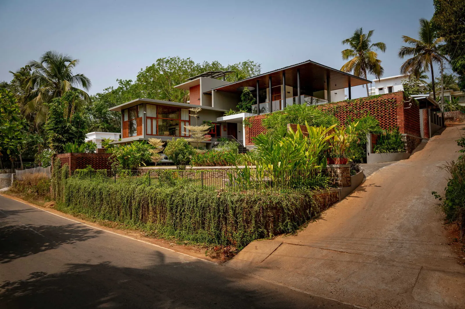 Bare Brick House / Yuuga Design Collective — дом из кирпича на сложном рельефе в Kerala