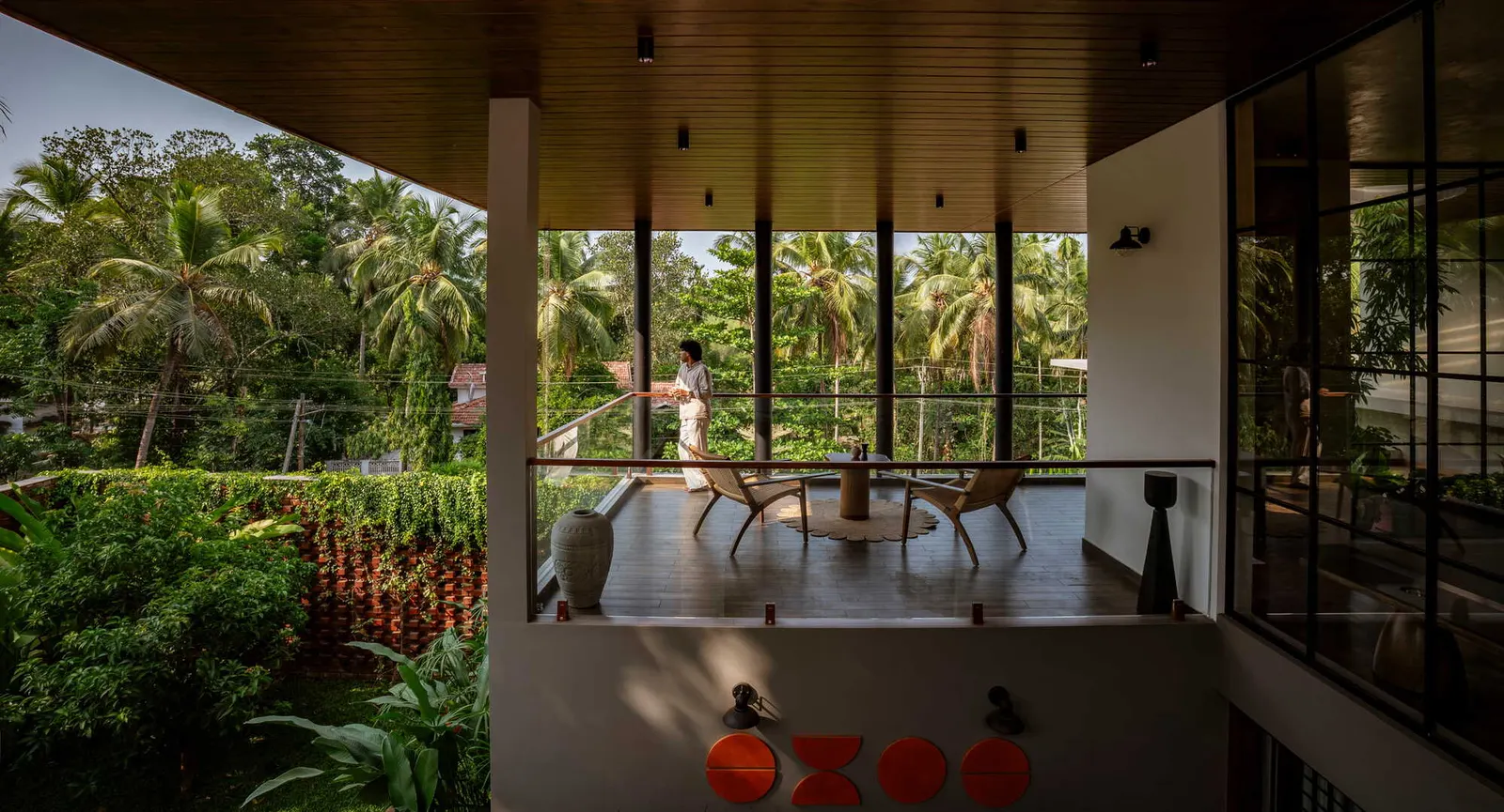 Bare Brick House / Yuuga Design Collective — дом из кирпича на сложном рельефе в Kerala