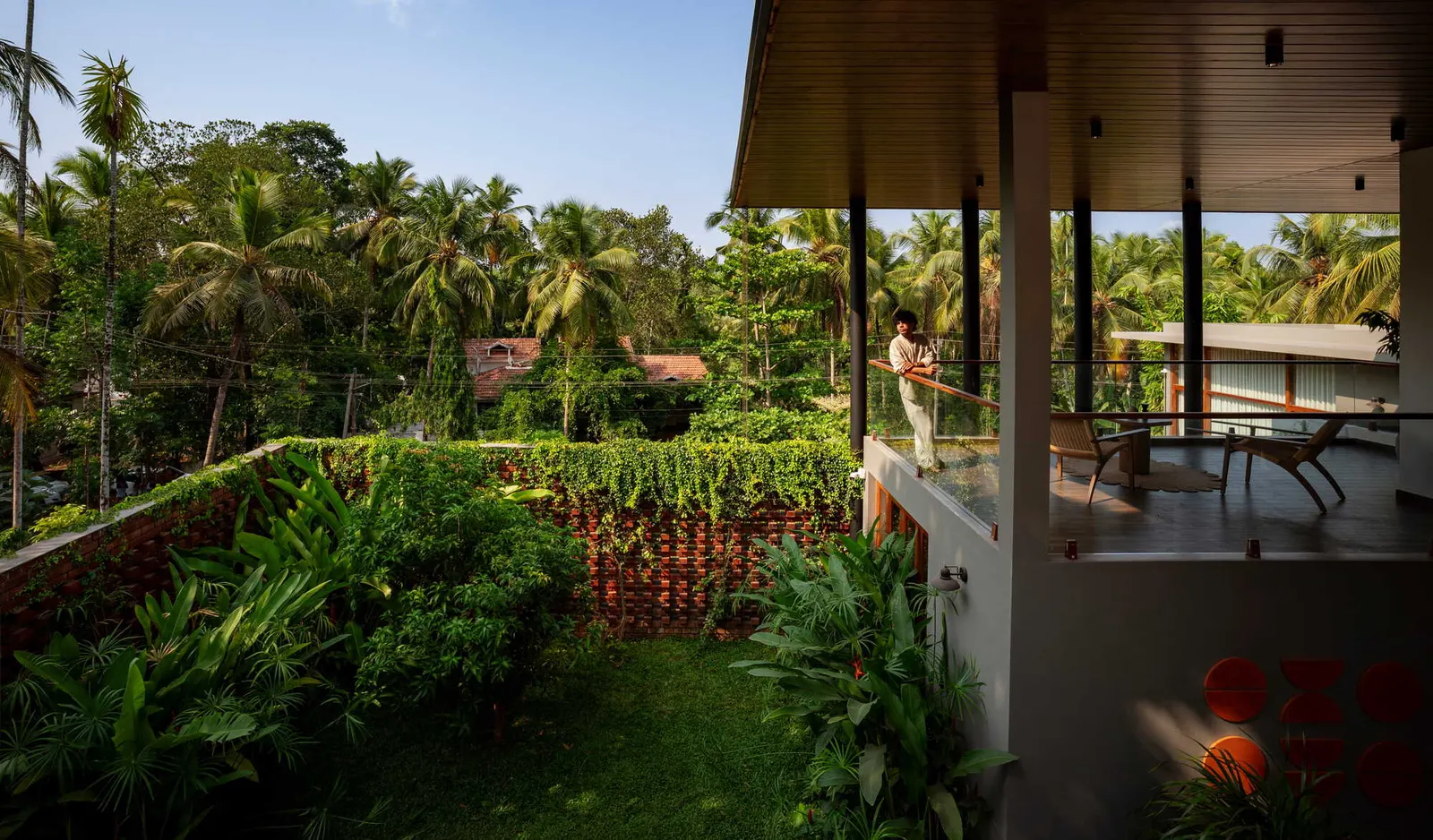 Bare Brick House / Yuuga Design Collective — дом из кирпича на сложном рельефе в Kerala