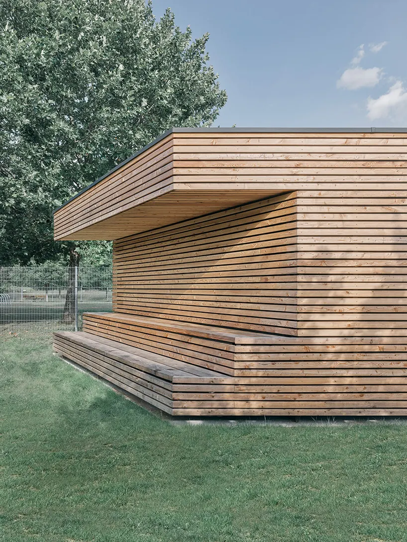 ToB.Studio спроектировала деревянную велостанцию в Бургсинне как стопку бревен