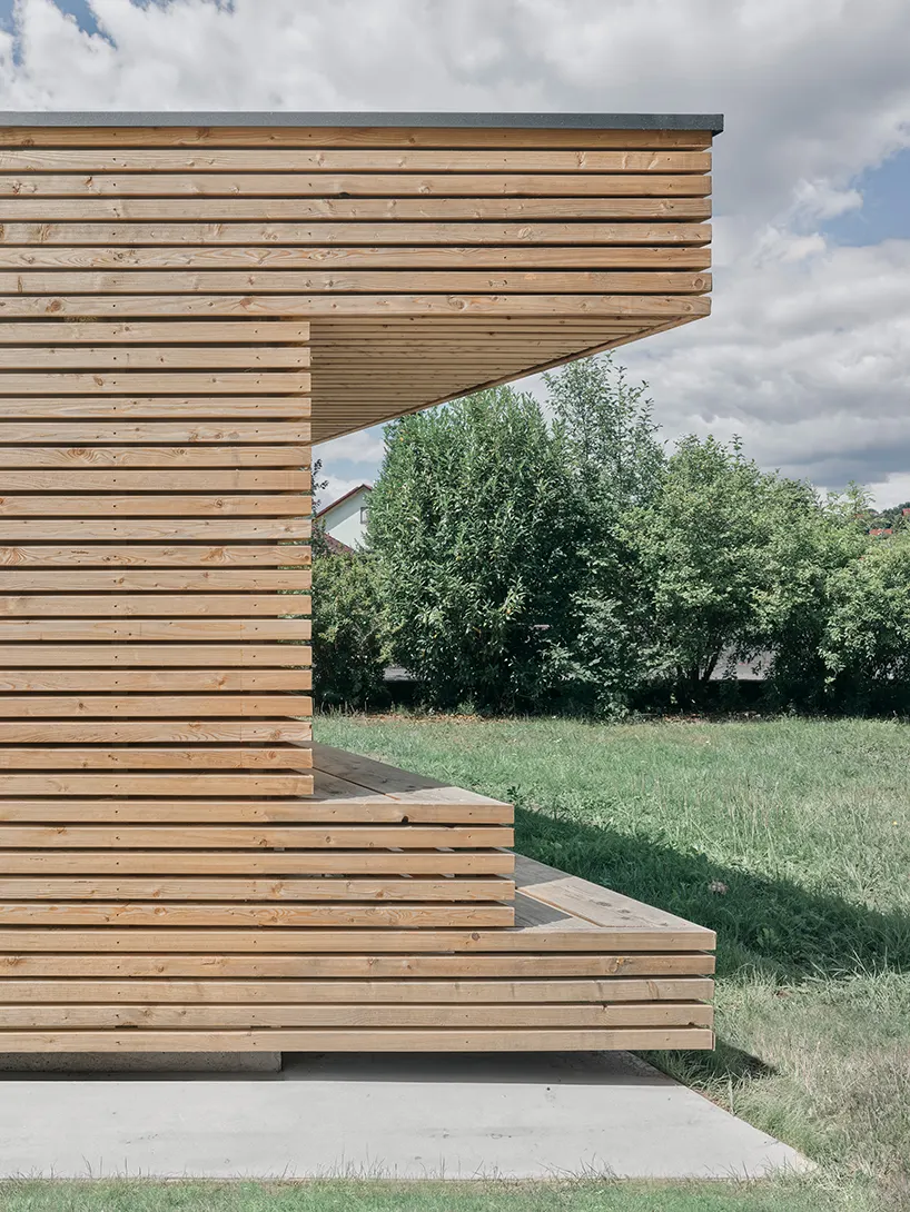 ToB.Studio спроектировала деревянную велостанцию в Бургсинне как стопку бревен