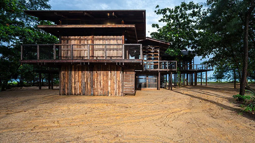 Тайский офис Traces by the Sea собран из вторично использованной древесины и бамбука