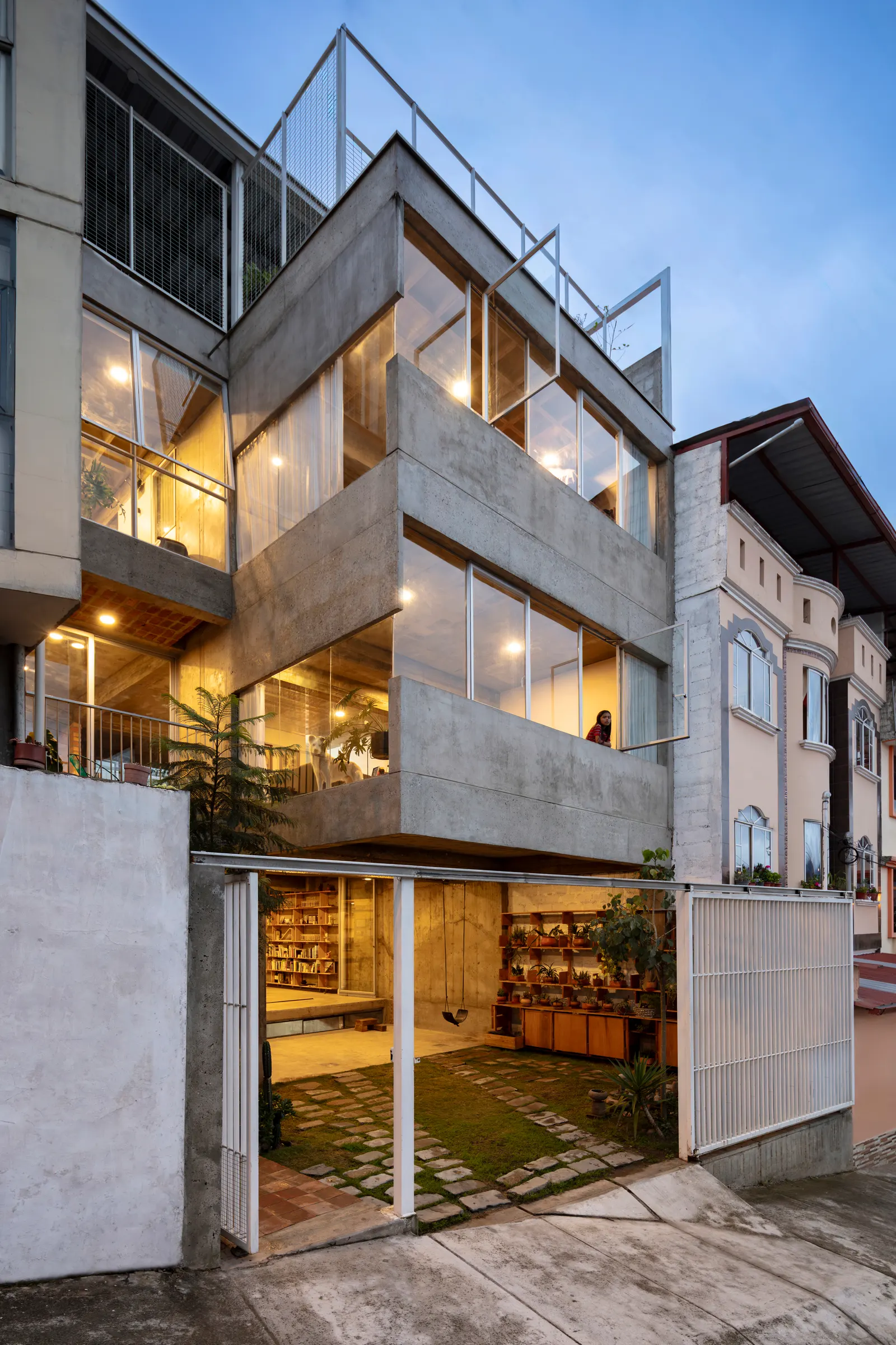 Fondations House / Holger Cuadrado