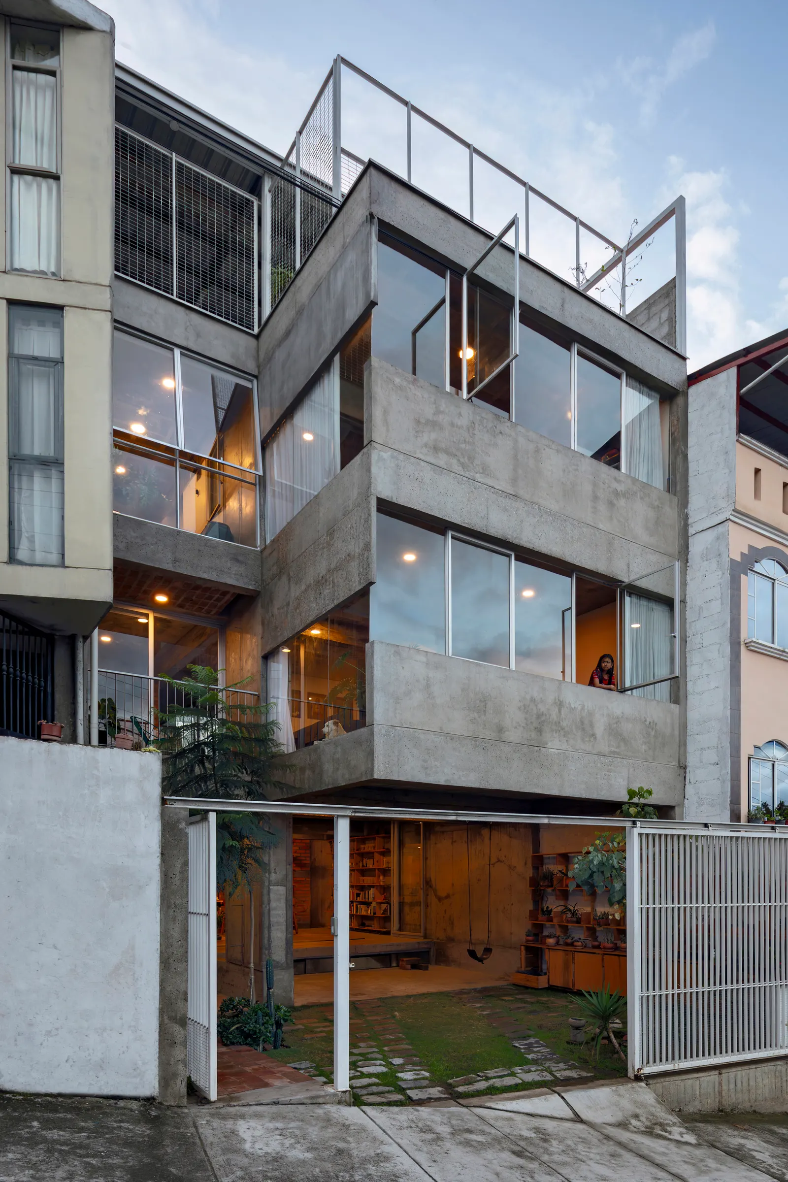 Fondations House / Holger Cuadrado