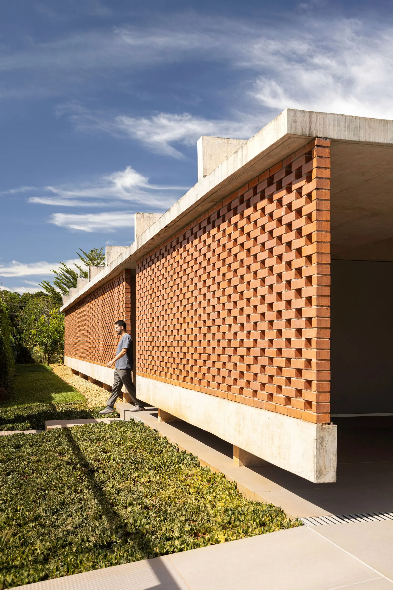 Lima House / BLOCO Arquitetos в Бразилиа: одноуровневый дом на участке в Lago Sul