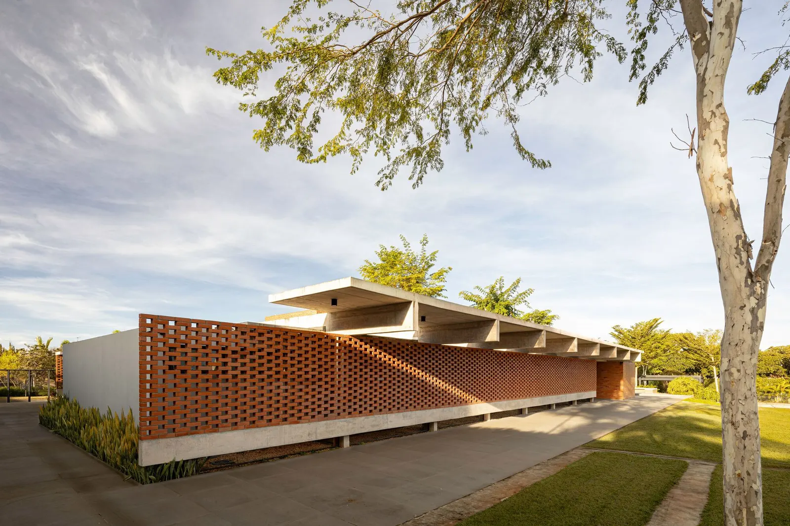 Lima House / BLOCO Arquitetos в Бразилиа: одноуровневый дом на участке в Lago Sul