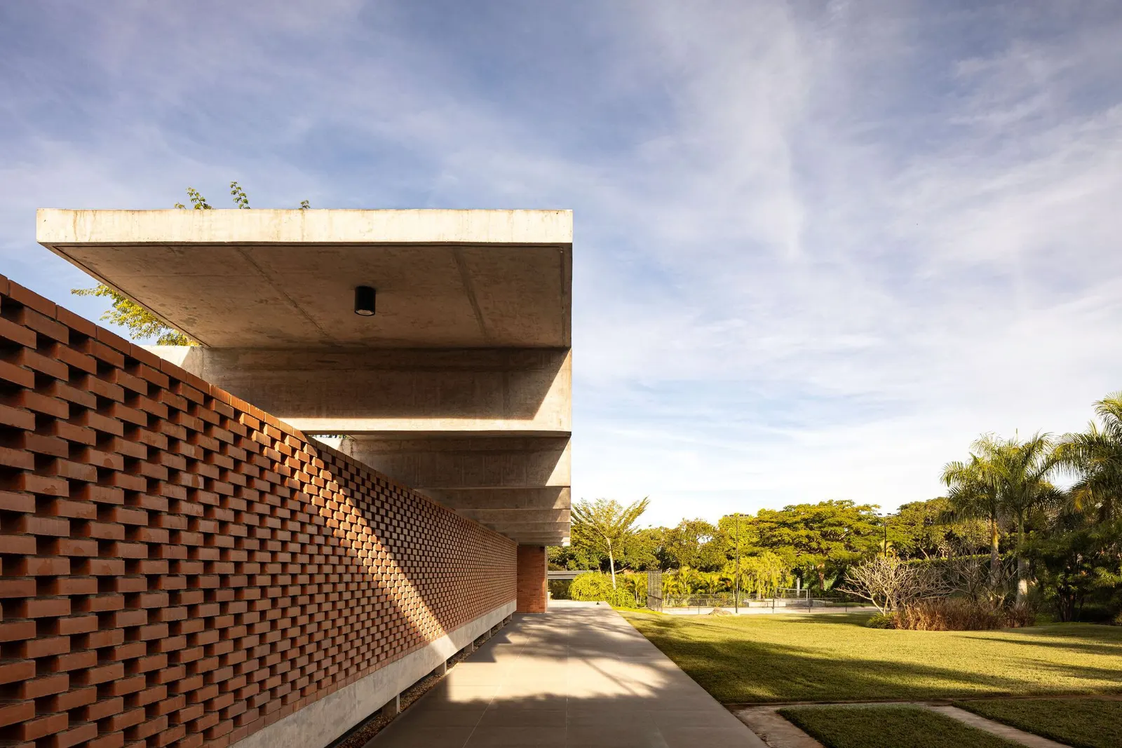 Lima House / BLOCO Arquitetos в Бразилиа: одноуровневый дом на участке в Lago Sul